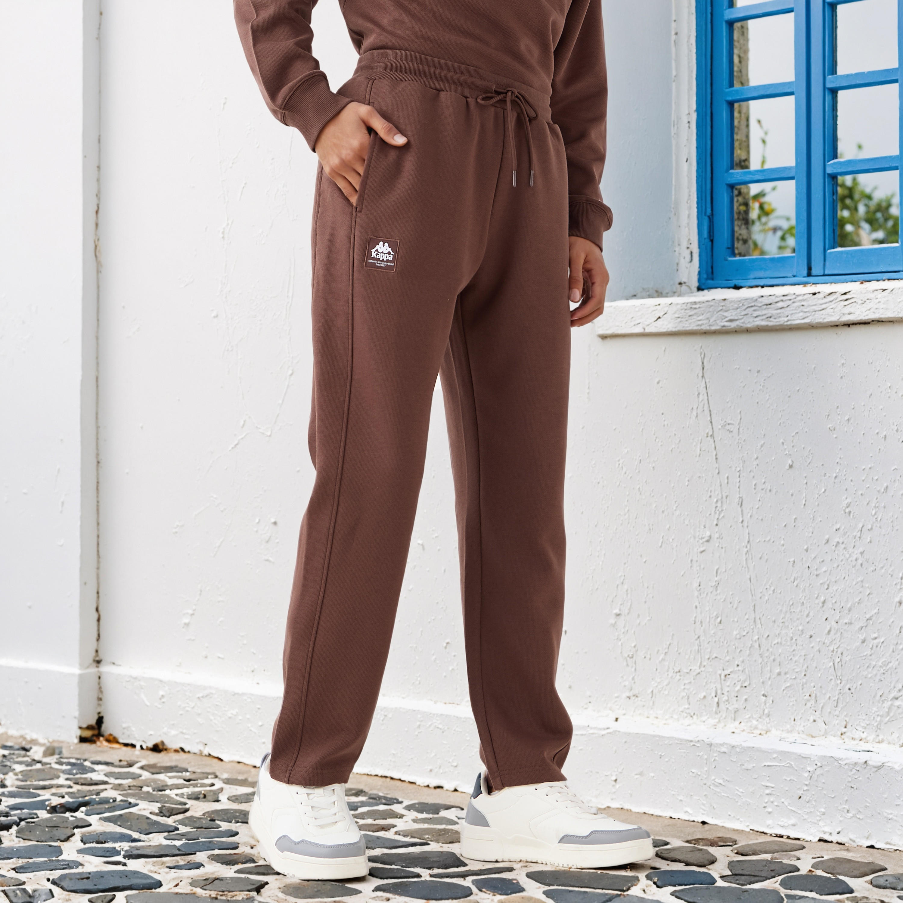 بنطلون رياضي بجيوب وطبعات شعار من كابا-men-clothing-sportswearandactivewear-bottoms-joggers-image-1