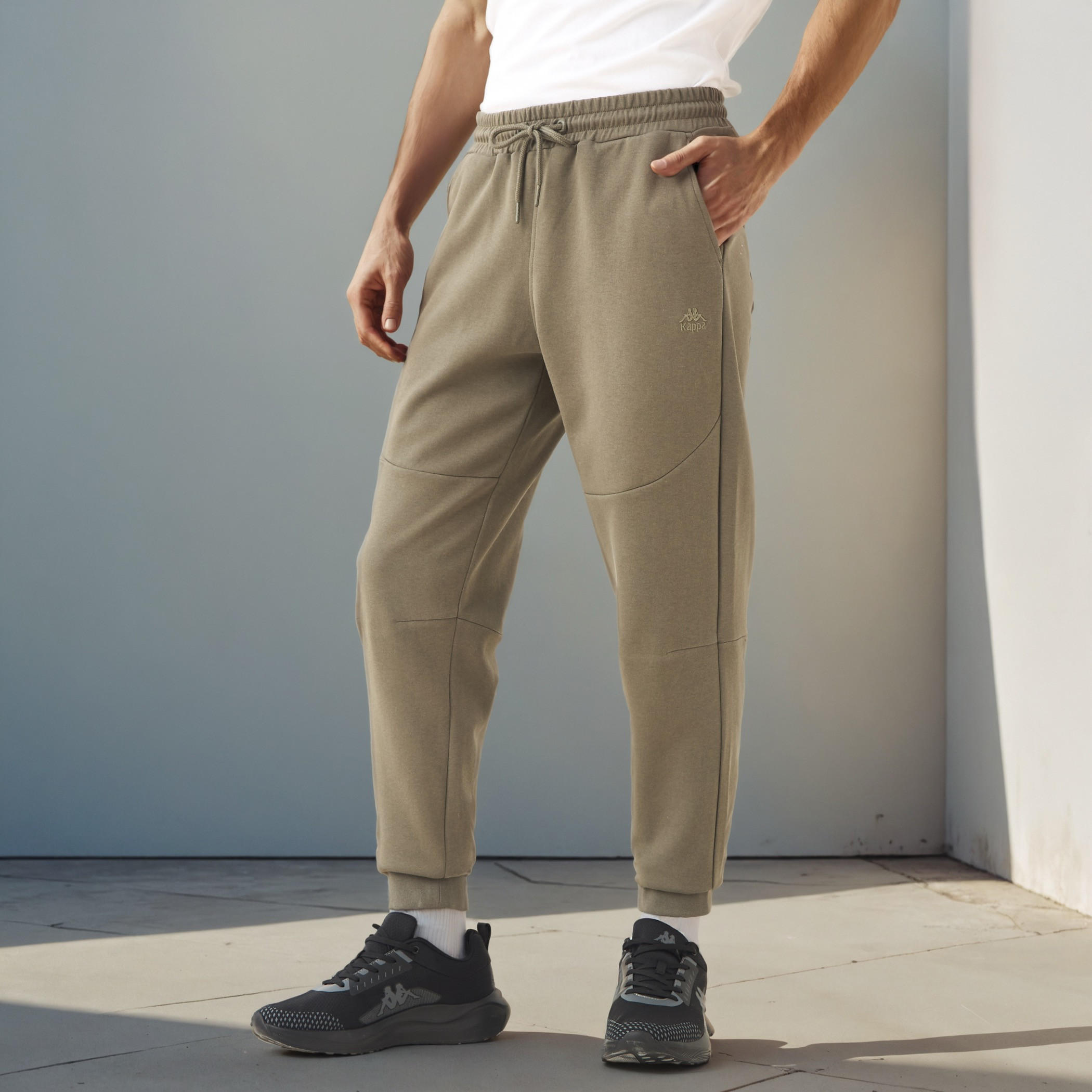بنطلون جينز بقصة عادية من كابا-men-clothing-sportswearandactivewear-bottoms-joggers-image-5
