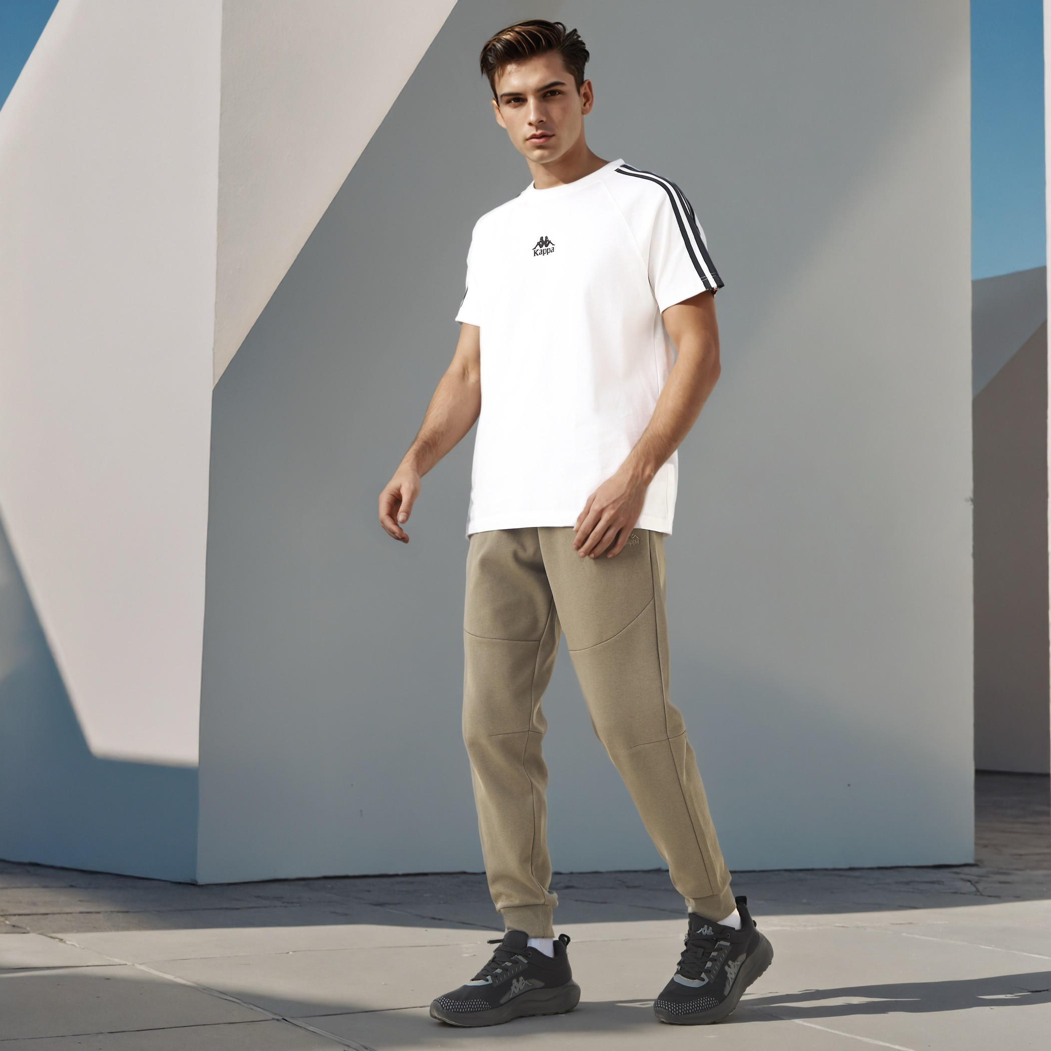 بنطلون جينز بقصة عادية من كابا-men-clothing-sportswearandactivewear-bottoms-joggers-image-4
