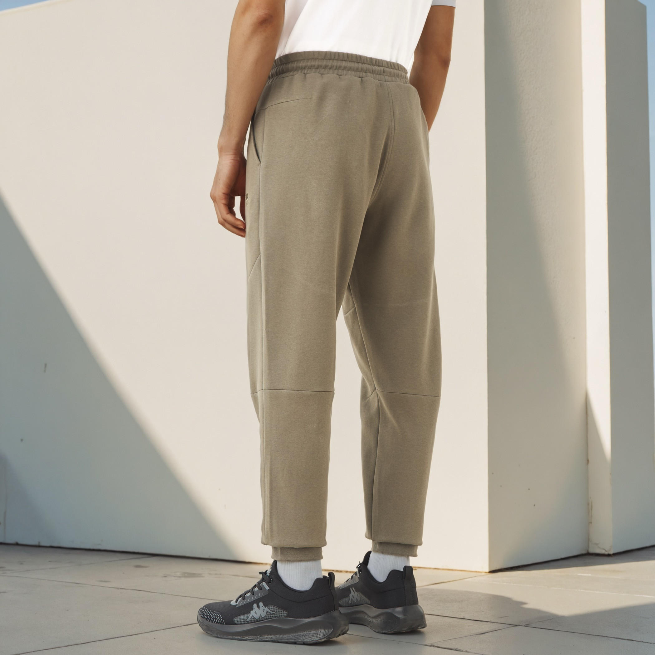 بنطلون جينز بقصة عادية من كابا-men-clothing-sportswearandactivewear-bottoms-joggers-image-3