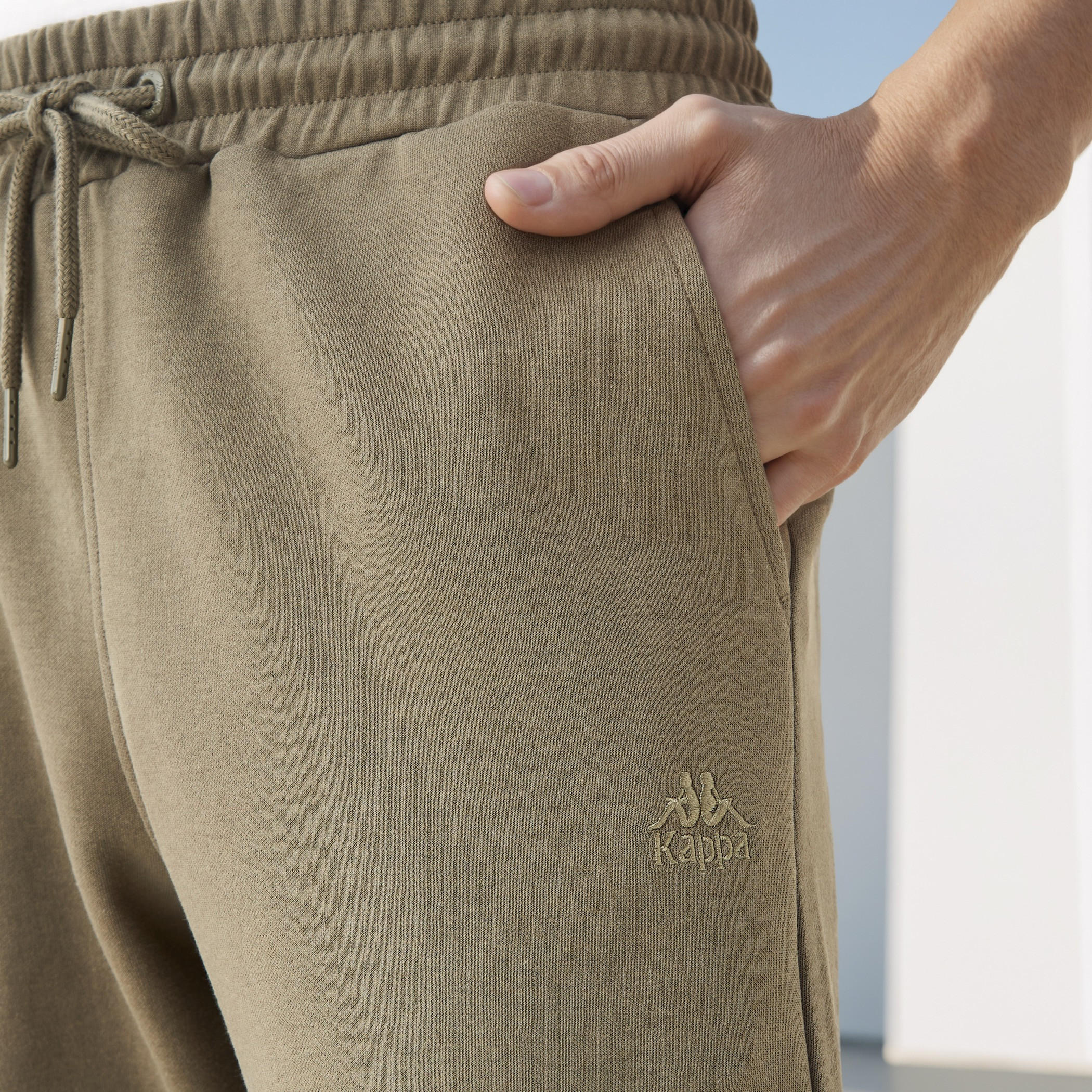 بنطلون جينز بقصة عادية من كابا-men-clothing-sportswearandactivewear-bottoms-joggers-image-2