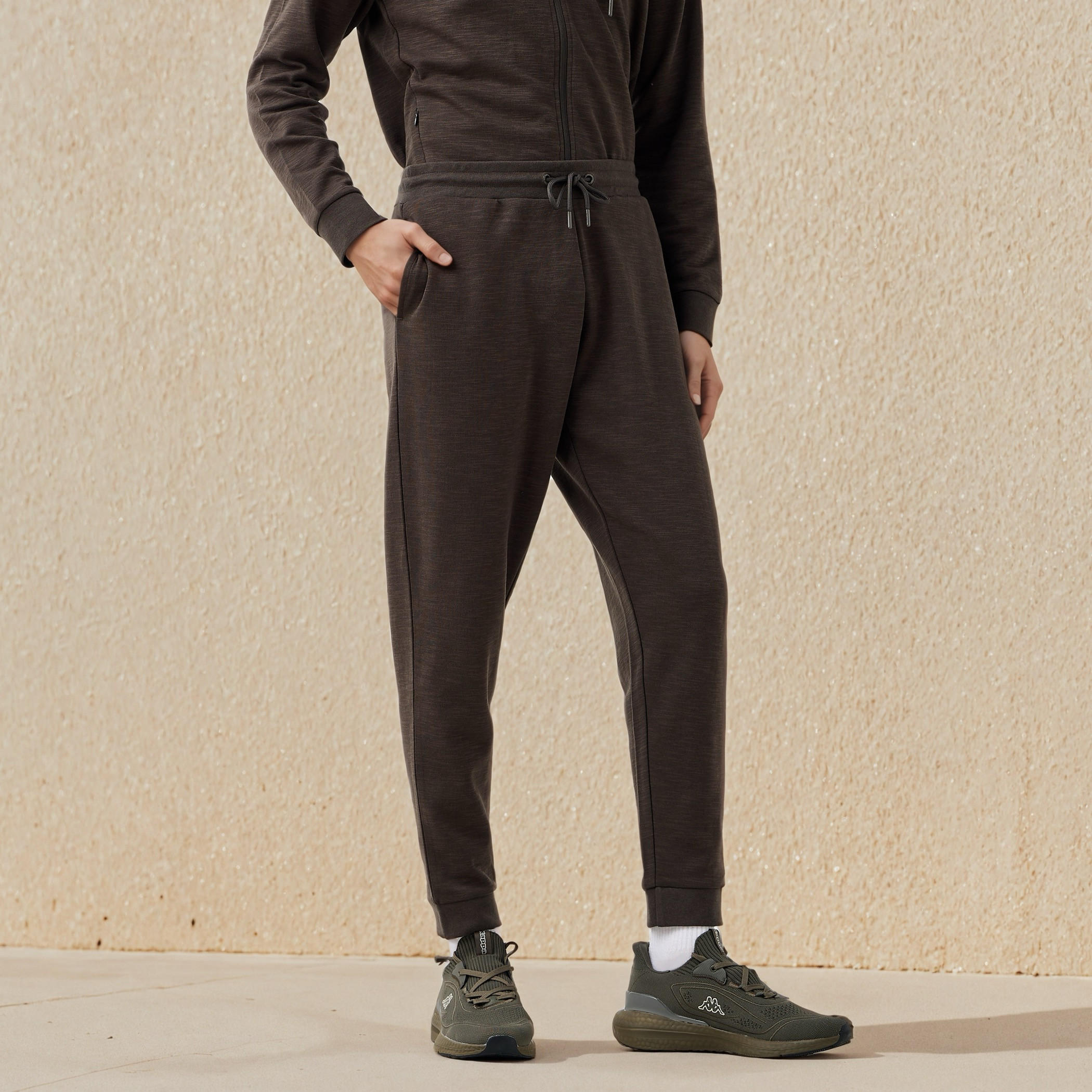 بنطلون رياضي بجيوب للرجال من كابا-men-clothing-sportswearandactivewear-bottoms-joggers-image-2