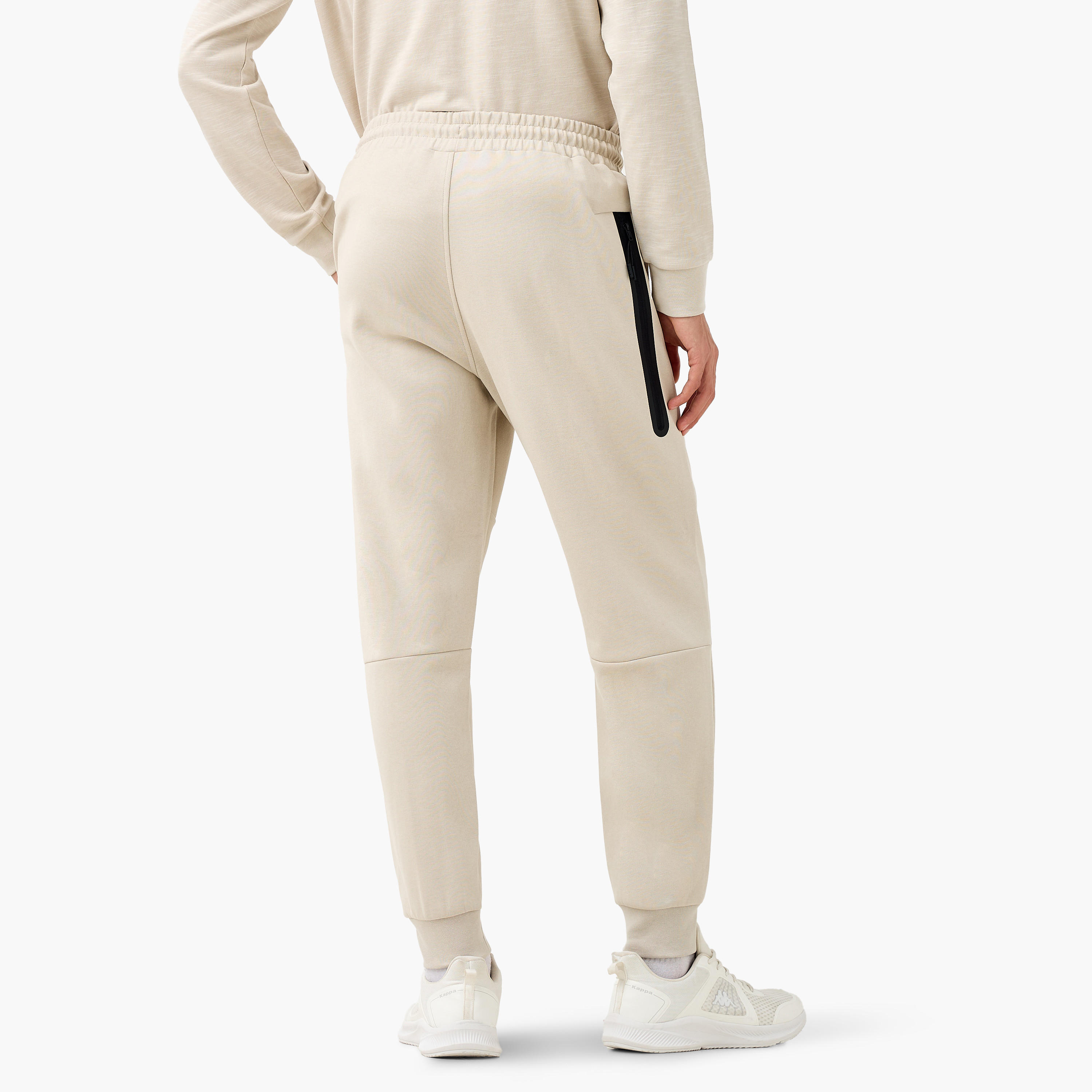 بنطلون رياضي رجالي بألواح ورباط إغلاق من كابا-men-clothing-sportswearandactivewear-bottoms-joggers-image-3