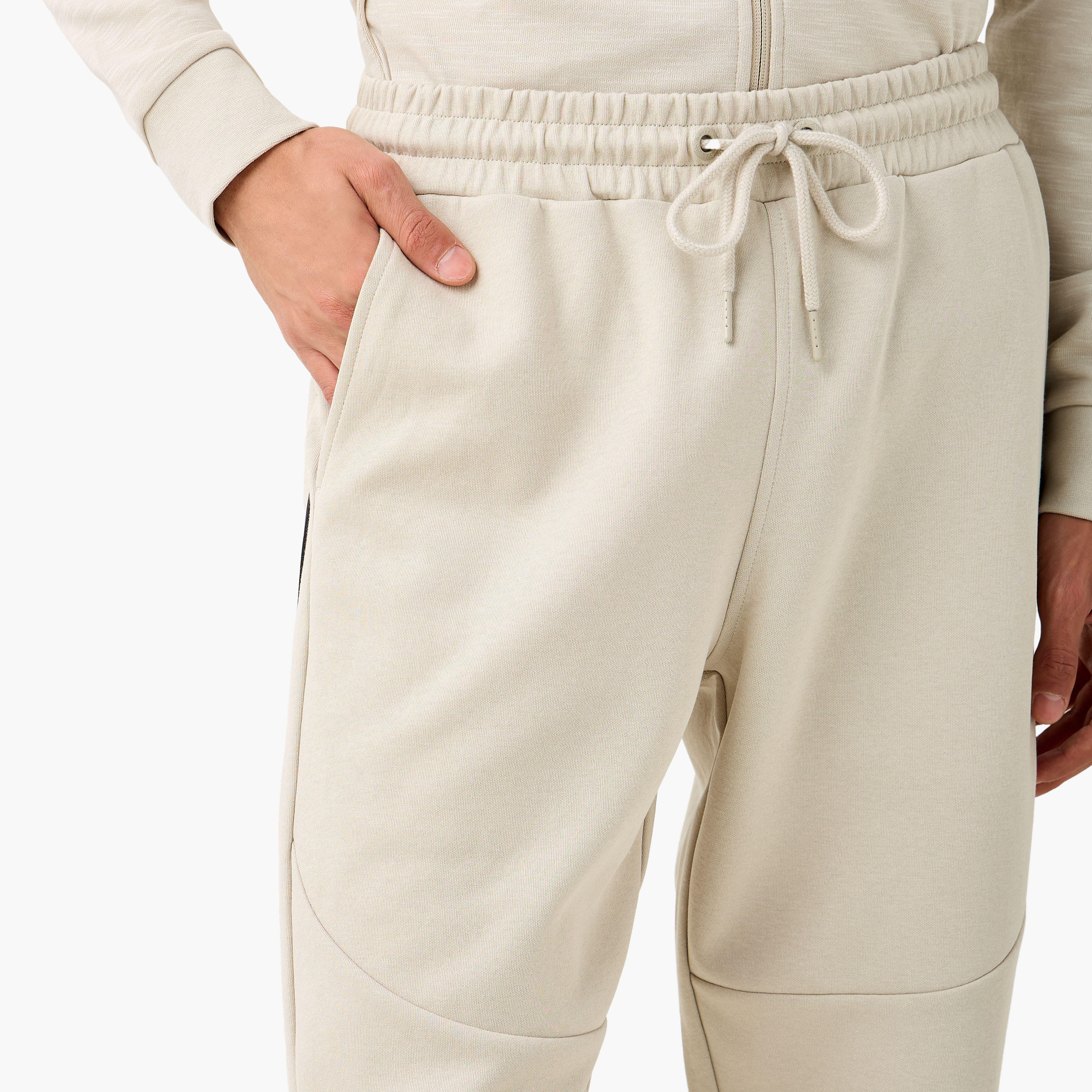 بنطلون رياضي رجالي بألواح ورباط إغلاق من كابا-men-clothing-sportswearandactivewear-bottoms-joggers-image-2