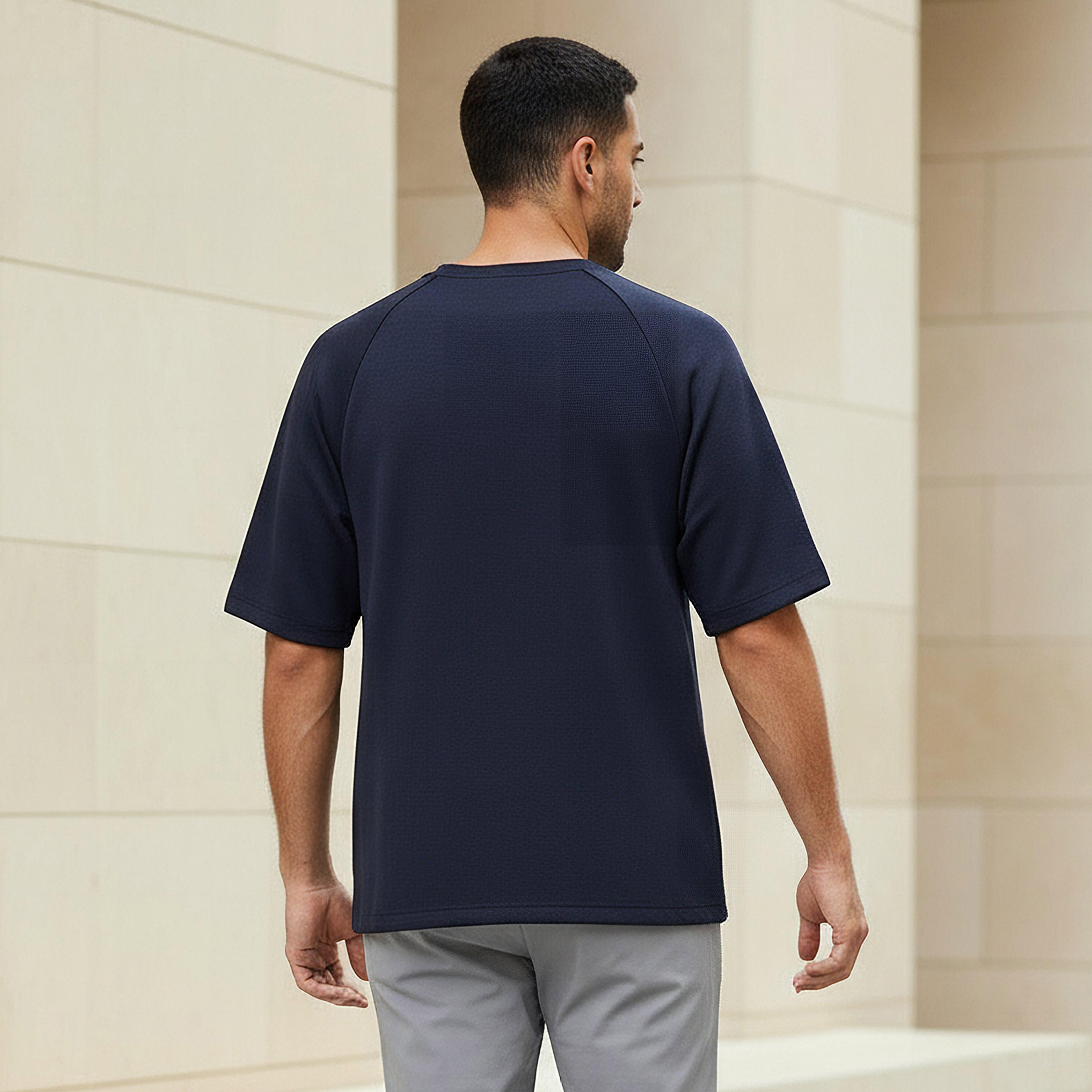 تيشيرت فضفاض بأكمام راجلان للرجال من لاف بانجولين-men-clothing-sportswearandactivewear-tshirtsandpolos-image-3