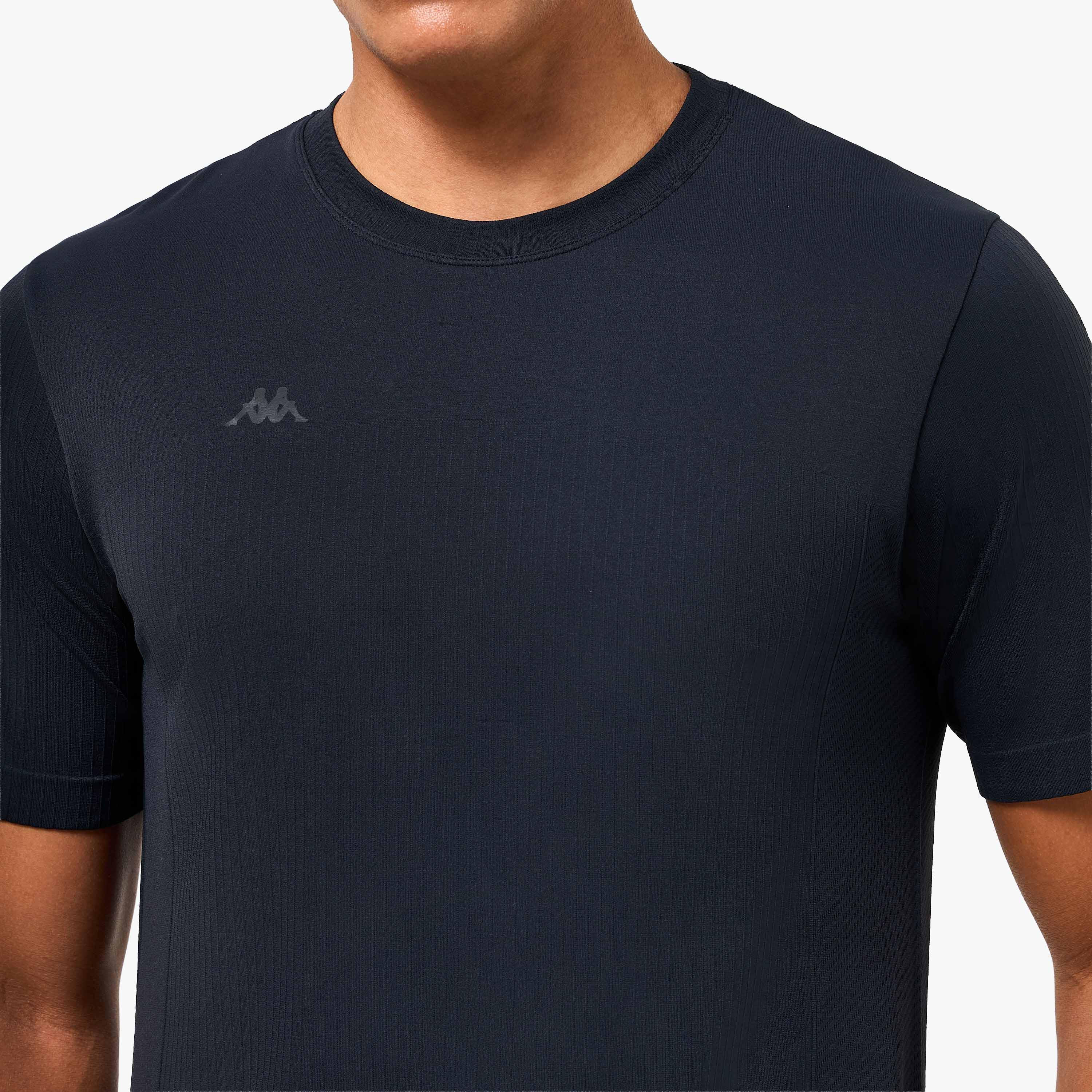 تيشيرت مضلع بدون درزات بلمسة ناعمة من كابا-men-clothing-sportswearandactivewear-tshirtsandpolos-image-4