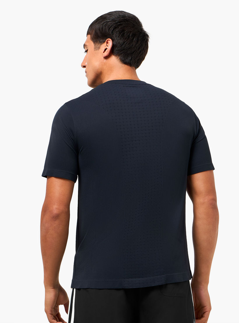 تيشيرت مضلع بدون درزات بلمسة ناعمة من كابا-men-clothing-sportswearandactivewear-tshirtsandpolos-image-4