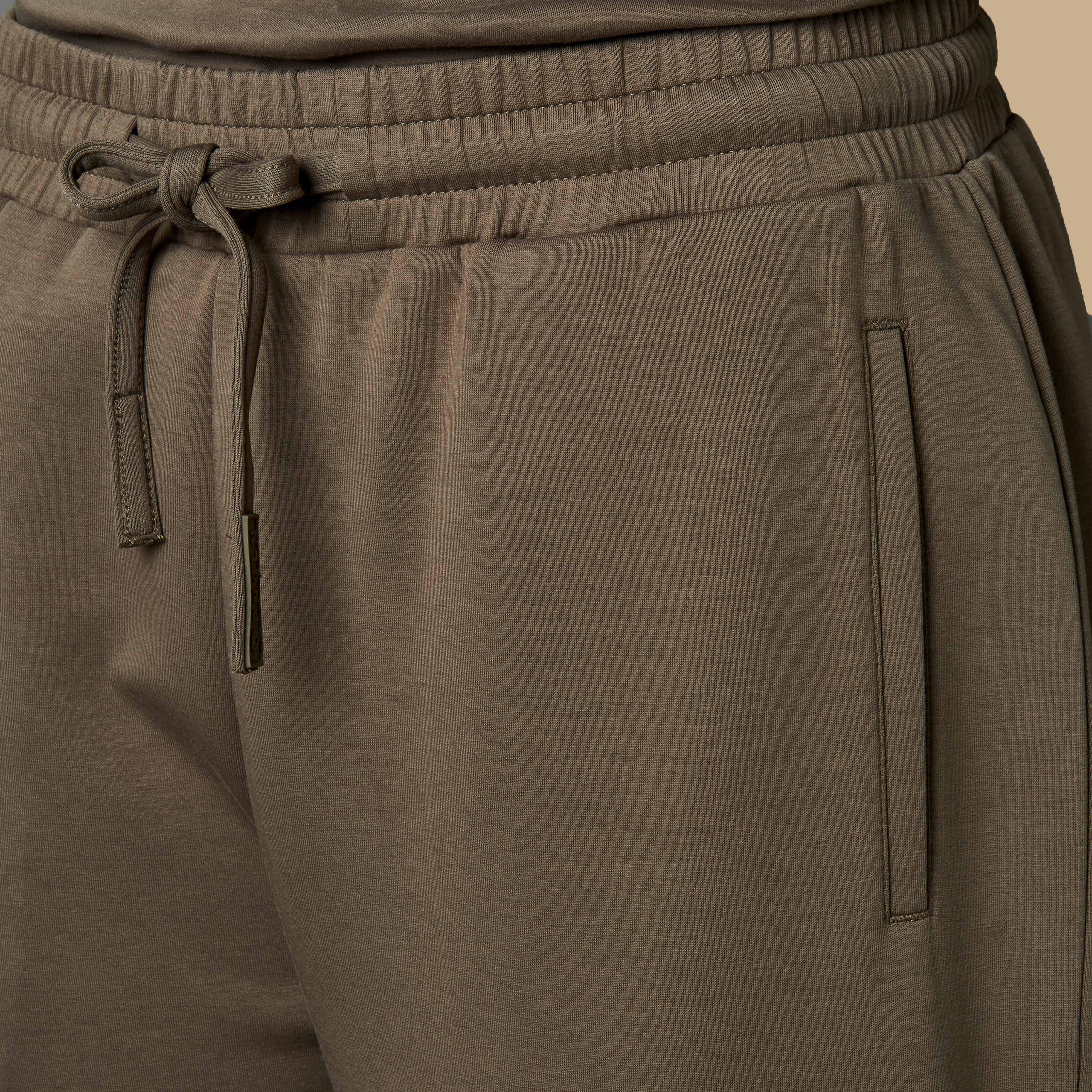 بنطلون رياضي قابل للتمدد بقصة عادية للرجال من لوف بانغولين-men-clothing-sportswearandactivewear-bottoms-joggers-image-4