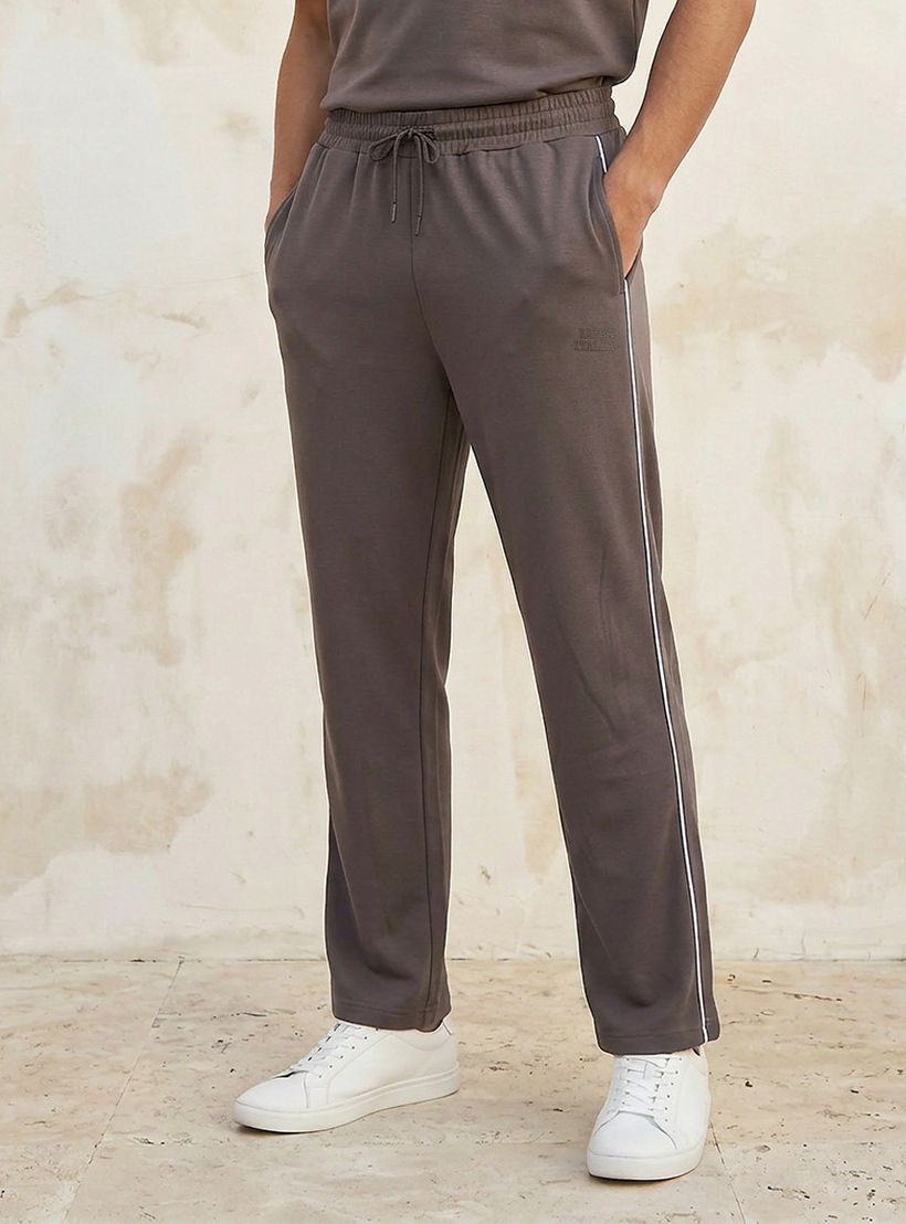بنطلون رياضي ناعم الملمس بخصر برباط من كابا-men-clothing-sportswearandactivewear-bottoms-joggers-image-1