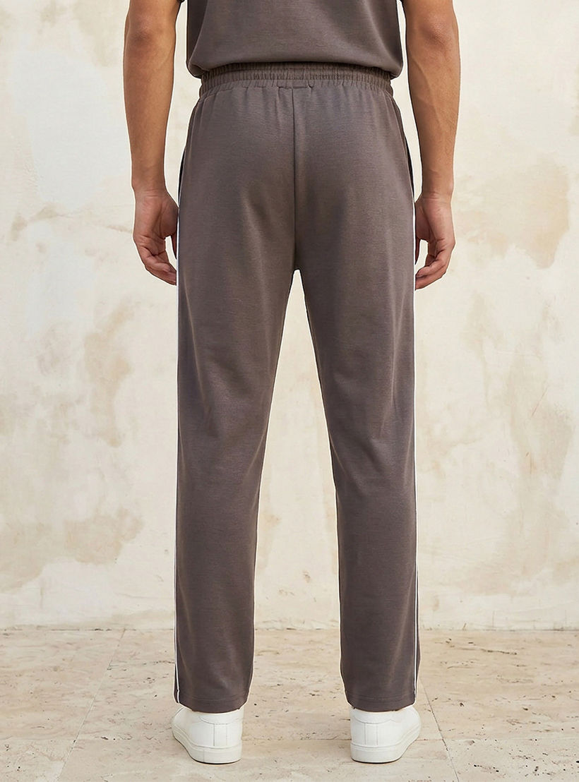 بنطلون رياضي ناعم الملمس بخصر برباط من كابا-men-clothing-sportswearandactivewear-bottoms-joggers-image-4
