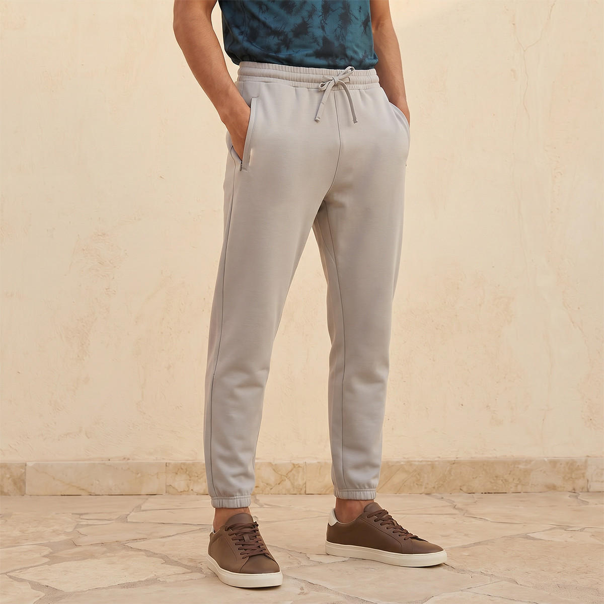 بنطلون رياضي بقصّة عادية وجيوب من لاف بانجولين-men-clothing-sportswearandactivewear-bottoms-joggers-image-1