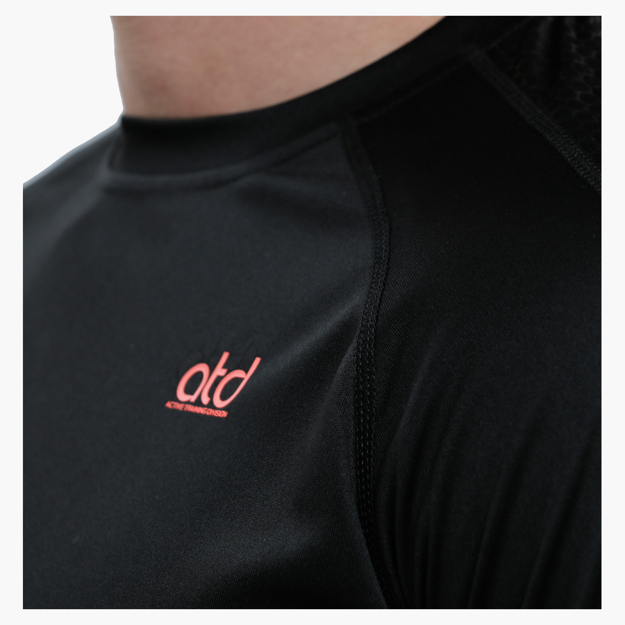 Crew Neck T-Shirt with Long Sleeves-men-clothing-sportswearandactivewear-tshirtsandpolos-image-4
