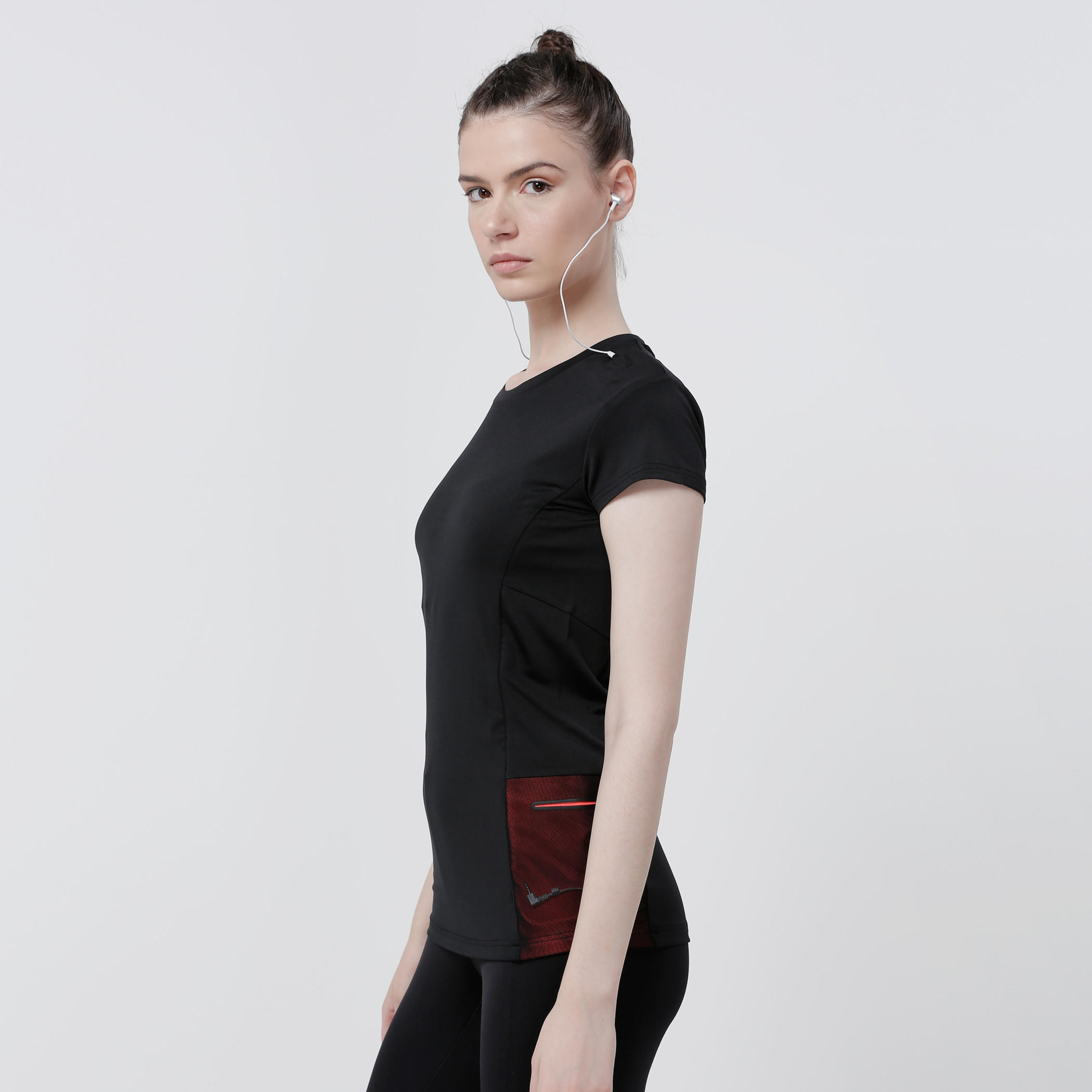 تيشيرت بياقة مستديرة وجيب بتصميم خيوط متشابكة وأكمام قصيرة-women-clothing-sportswearandactivewear-tshirtsandvests-image-3