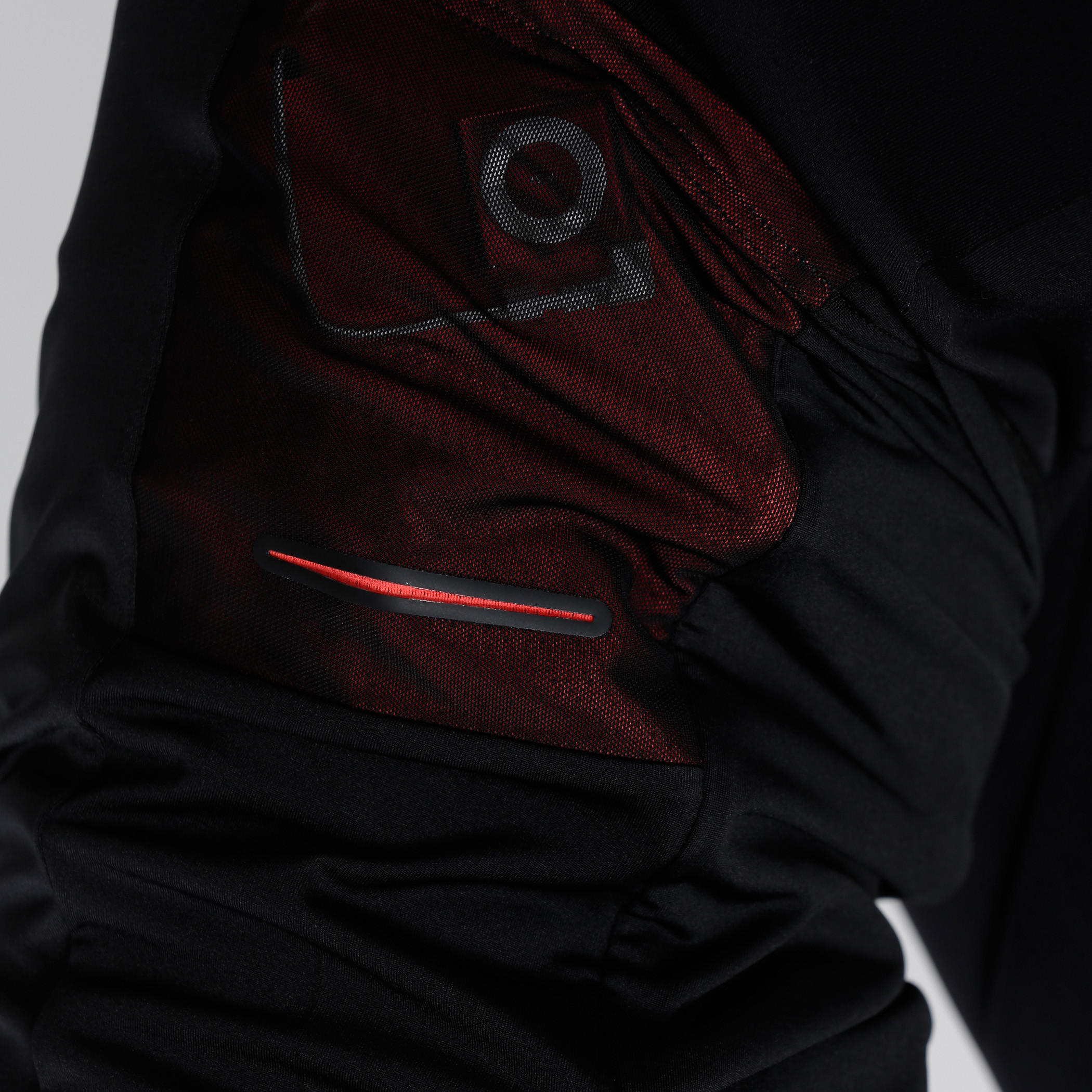 تيشيرت بياقة مستديرة وجيب بتصميم خيوط متشابكة وأكمام قصيرة-women-clothing-sportswearandactivewear-tshirtsandvests-image-4