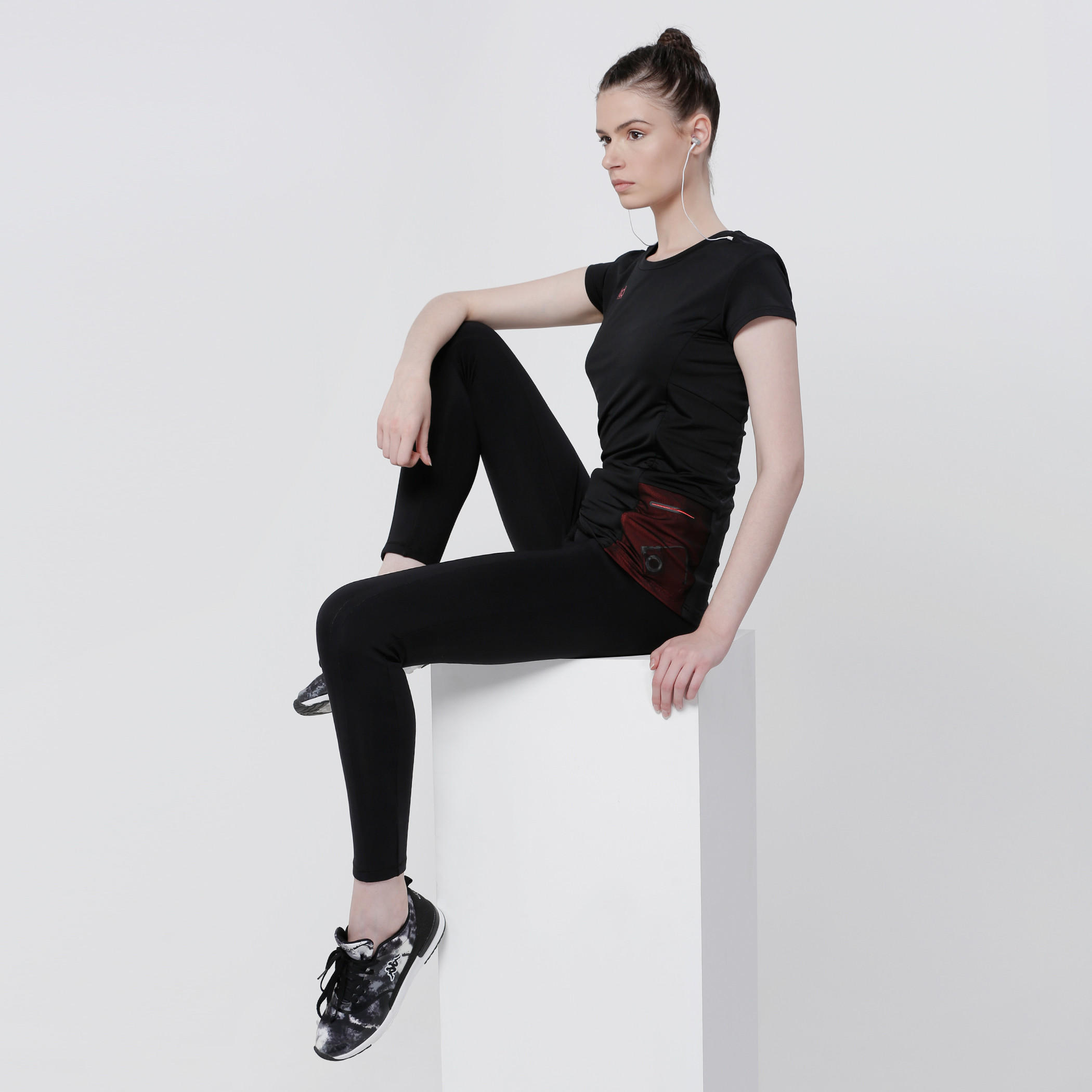 تيشيرت بياقة مستديرة وجيب بتصميم خيوط متشابكة وأكمام قصيرة-women-clothing-sportswearandactivewear-tshirtsandvests-image-5