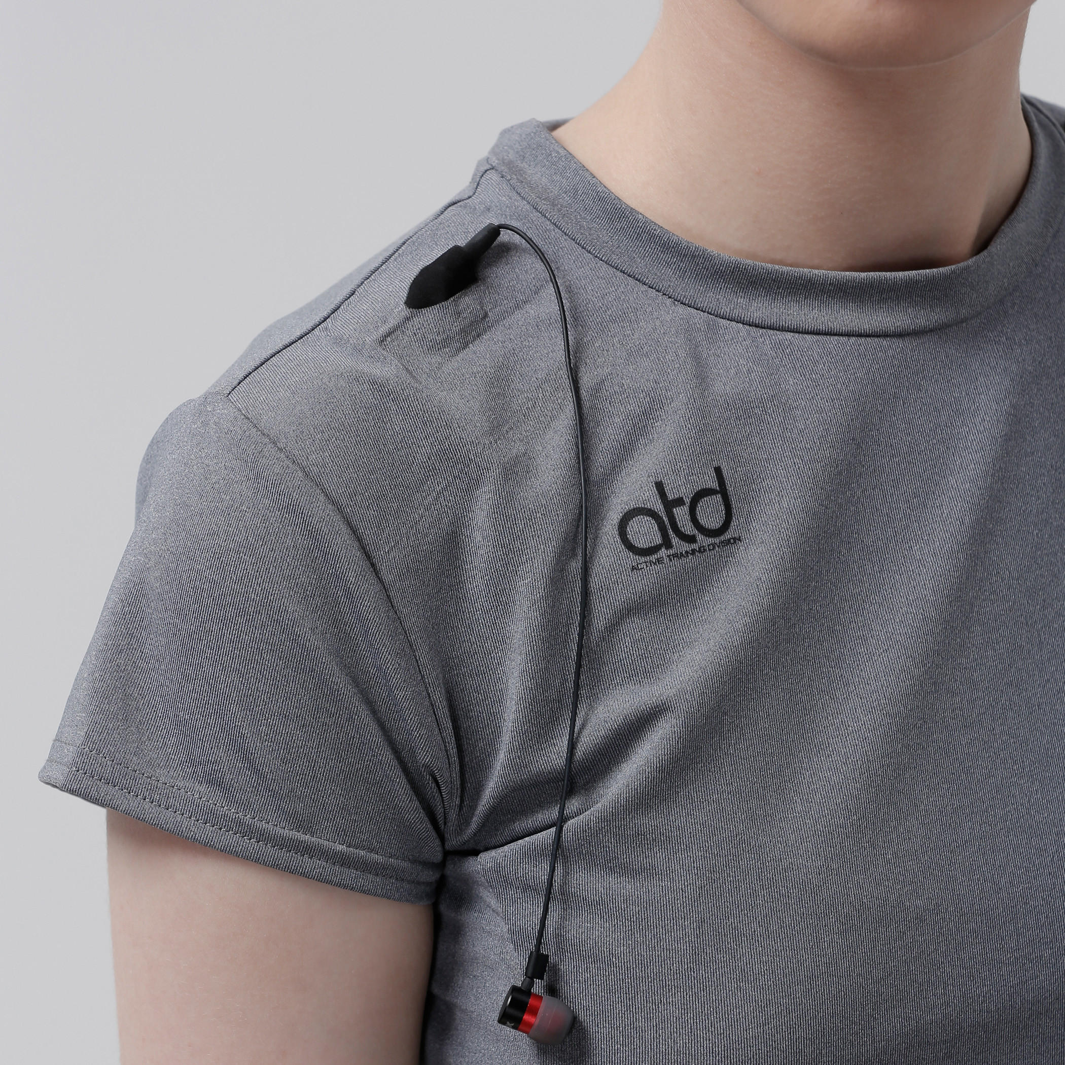 تيشيرت بياقة مستديرة وجيب بتصميم خيوط متشابكة وأكمام قصيرة-women-clothing-sportswearandactivewear-tshirtsandvests-image-9