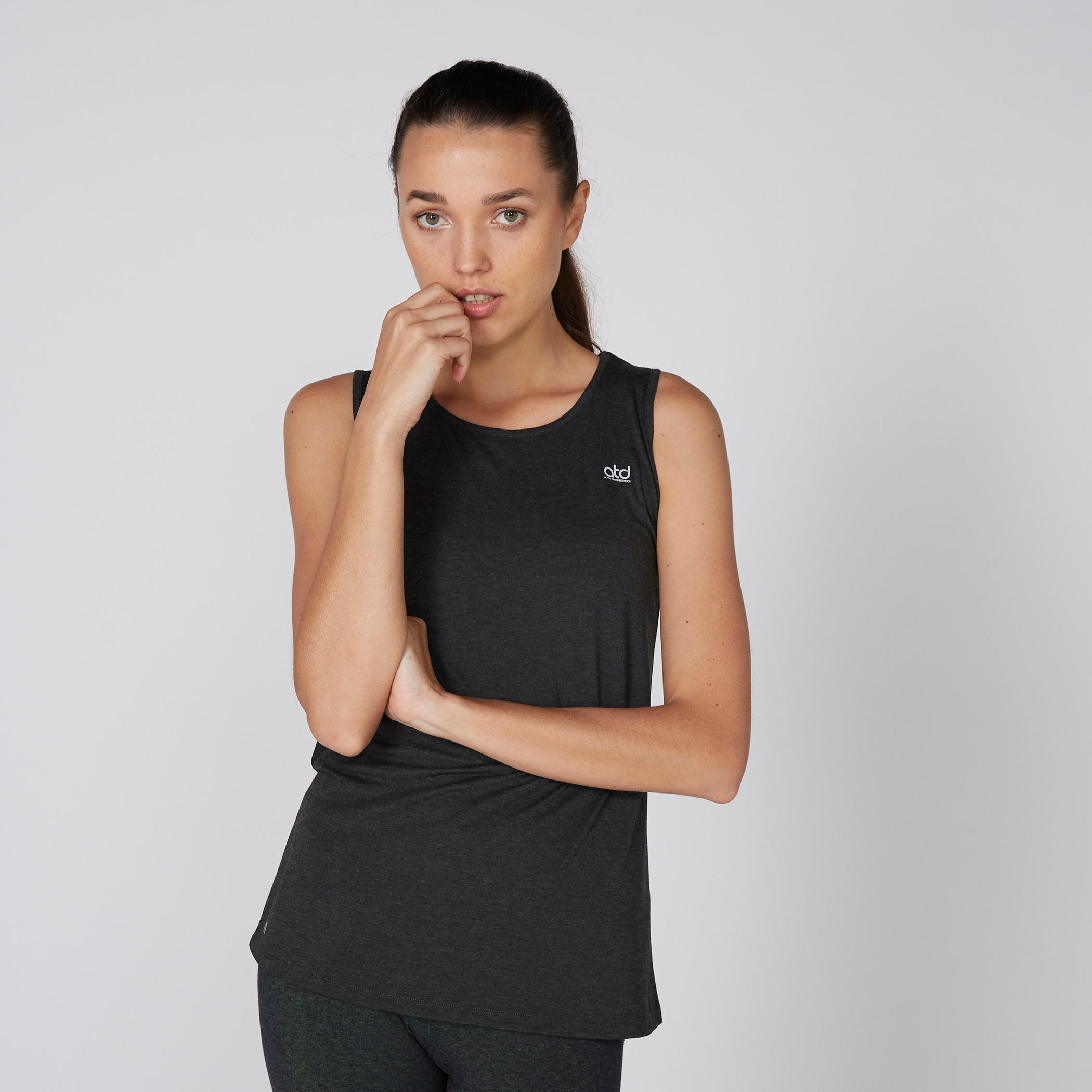 بلوزة بياقة مستديرة وطبعات-women-clothing-sportswearandactivewear-tshirtsandvests-image-3