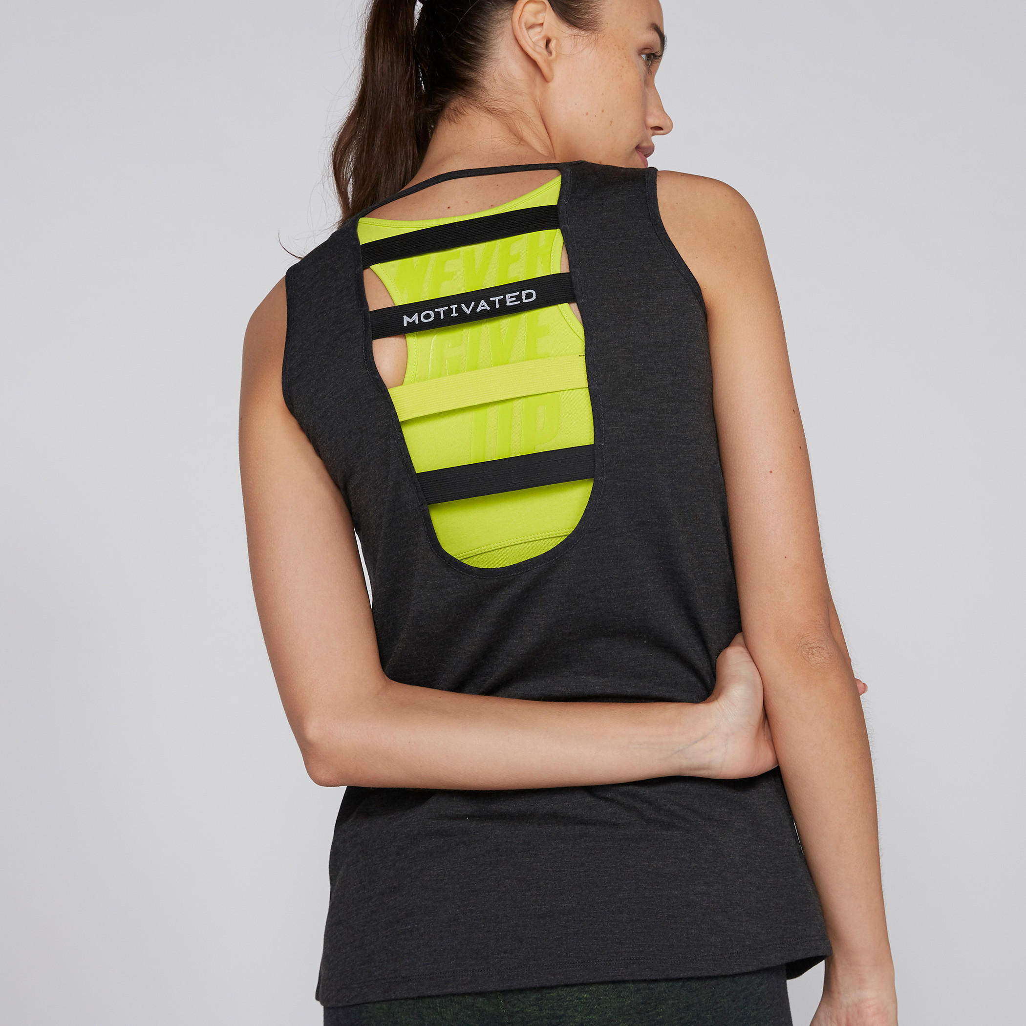 بلوزة بياقة مستديرة وطبعات-women-clothing-sportswearandactivewear-tshirtsandvests-image-4