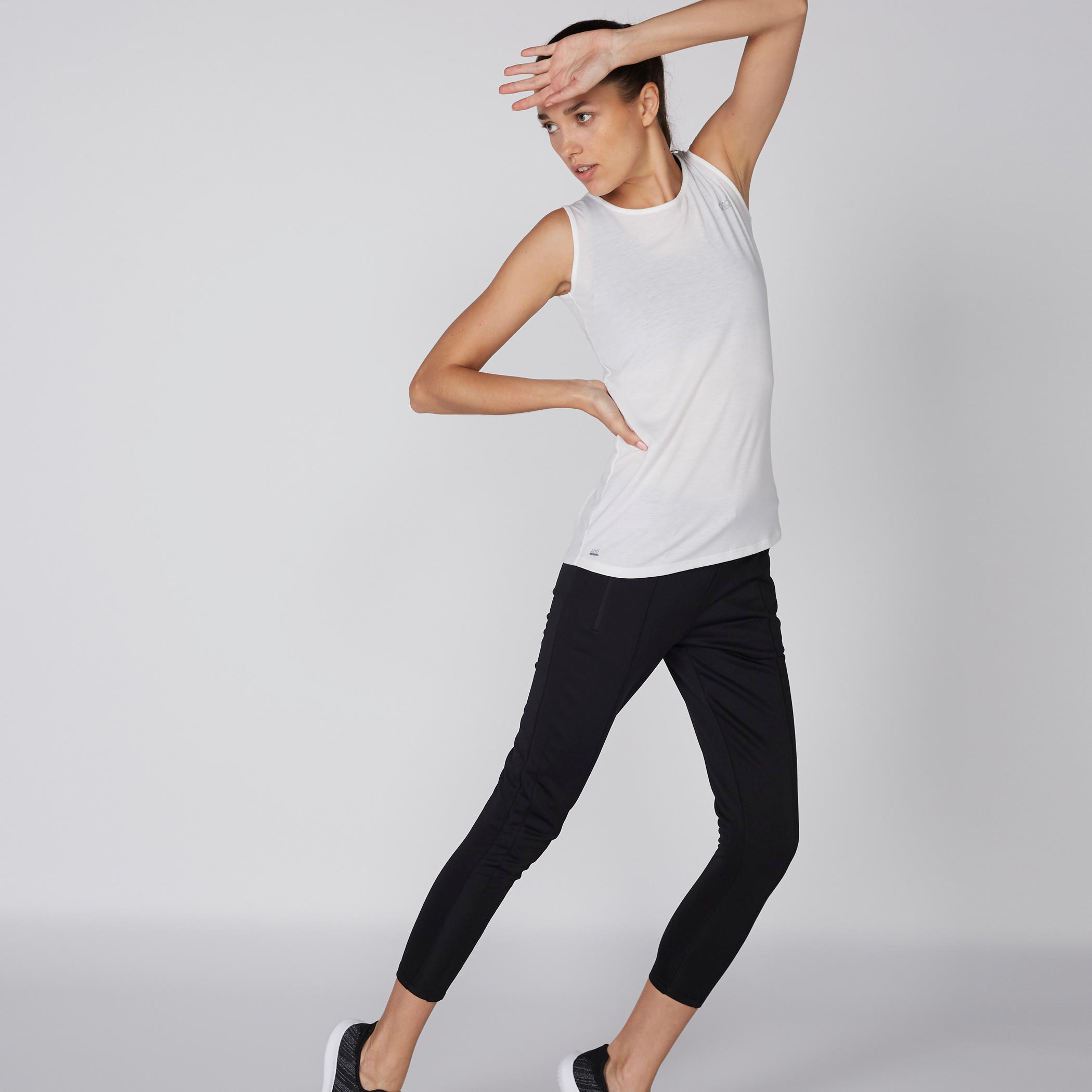 بلوزة دون أكمام بياقة مستديرة وتفاصيل على الظهر-women-clothing-tshirts-image-1