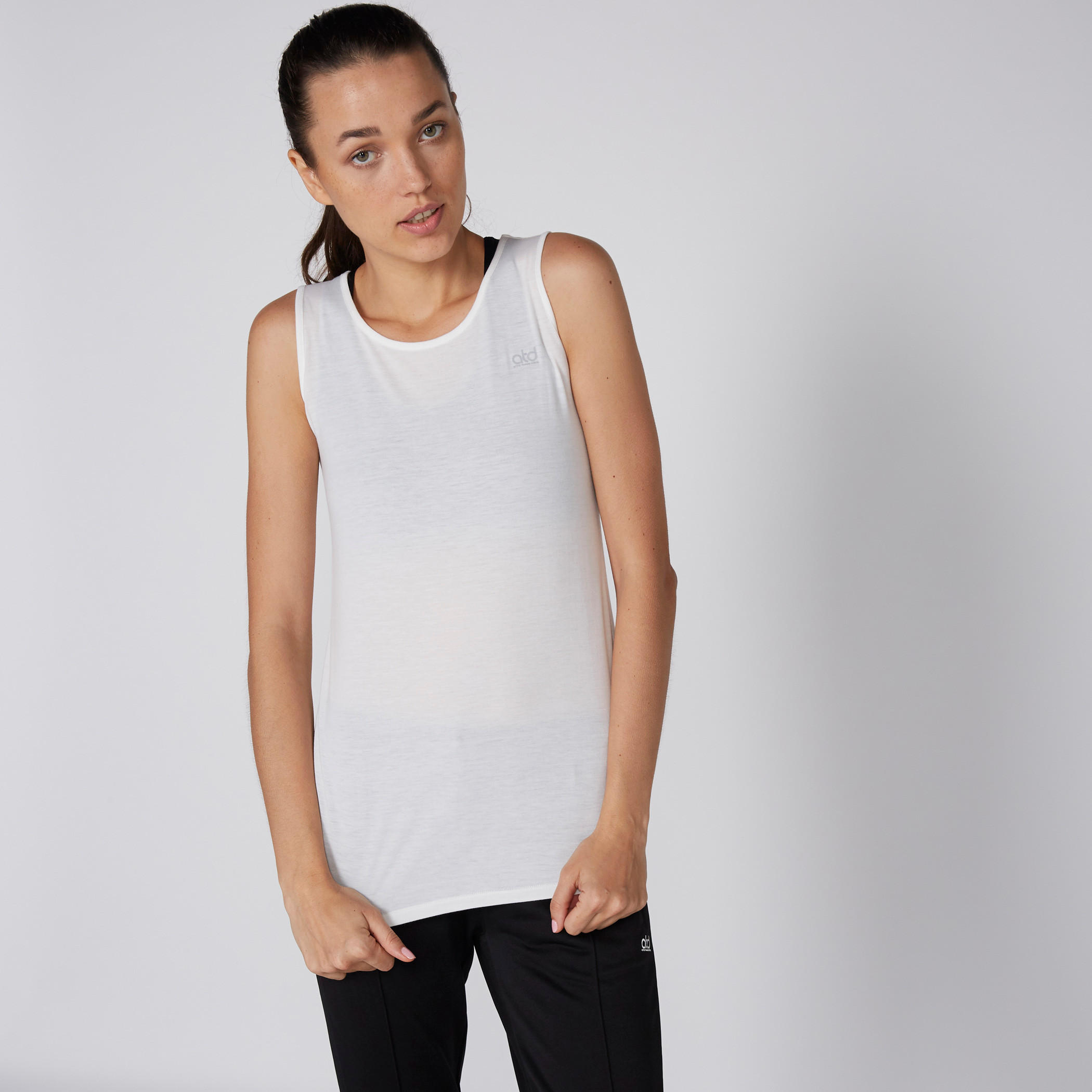 بلوزة دون أكمام بياقة مستديرة وتفاصيل على الظهر-women-clothing-tshirts-image-3