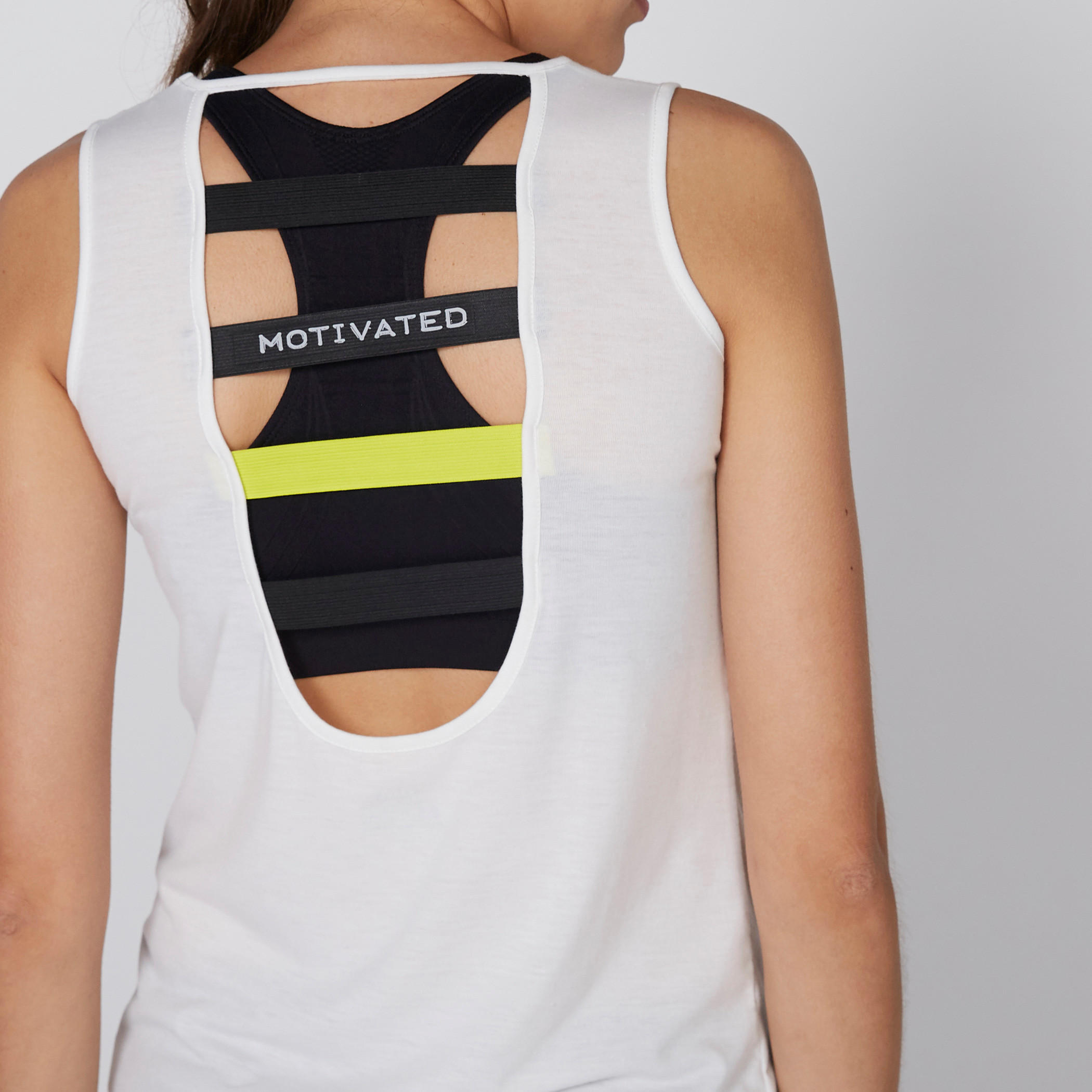بلوزة دون أكمام بياقة مستديرة وتفاصيل على الظهر-women-clothing-tshirts-image-4