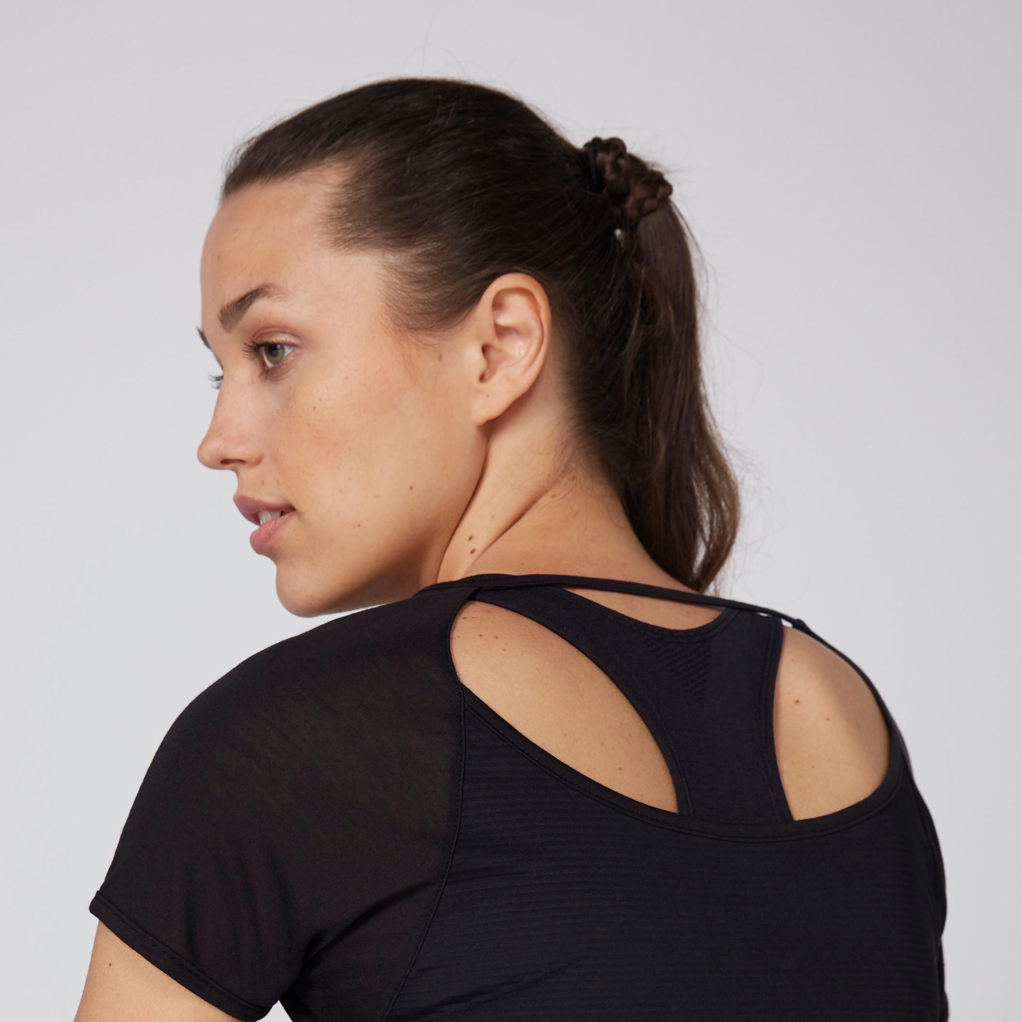 تيشيرت بياقة مستديرة وأكمام قصيرة-women-clothing-sportswearandactivewear-tshirtsandvests-image-3