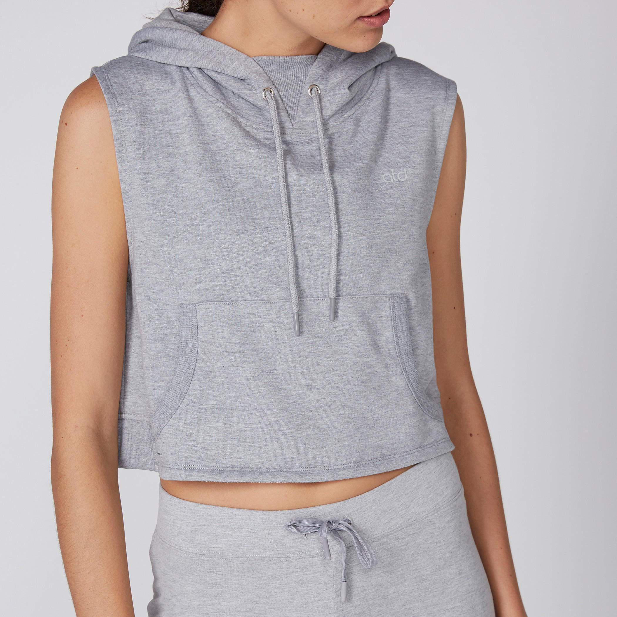 كنزة دون أكمام بقبعة وجيب كانجارو-women-winterwear-hoodiesandsweatshirts-hoodies-image-2