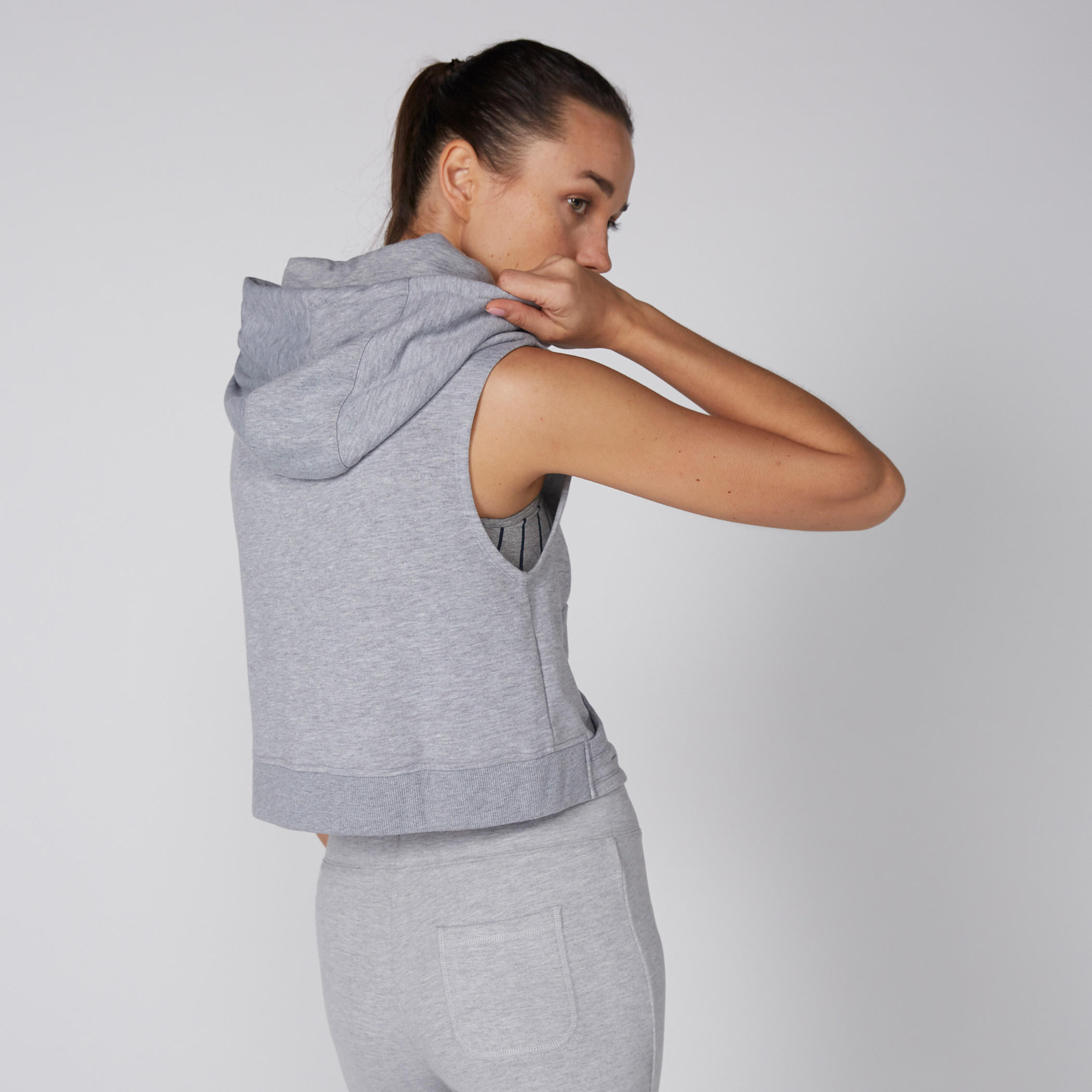 كنزة دون أكمام بقبعة وجيب كانجارو-women-winterwear-hoodiesandsweatshirts-hoodies-image-4