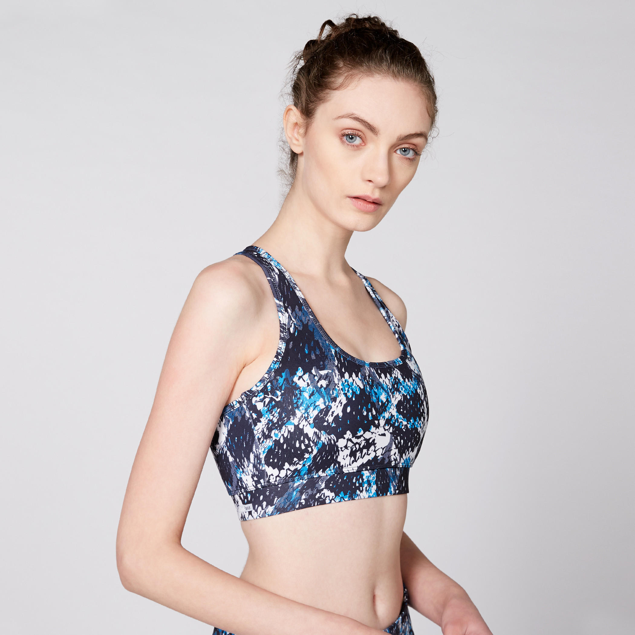 صدريّة رياضية بظهر متقاطع وتفاصيل شبكية وطبعات-sports-women-clothing-sportsbras-image-2