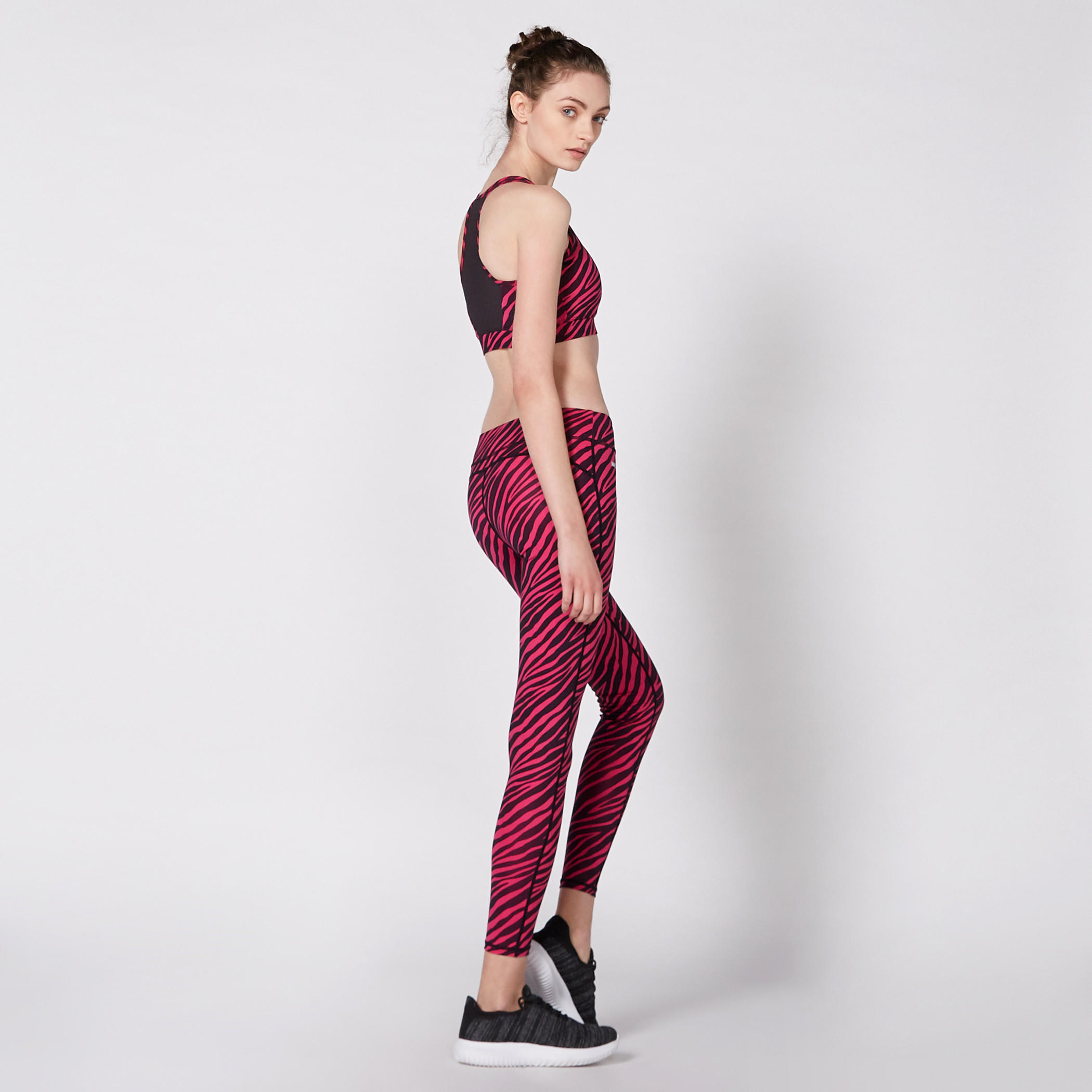 صدريّة رياضية بظهر متقاطع وتفاصيل شبكية وطبعات-sports-women-clothing-sportsbras-image-2