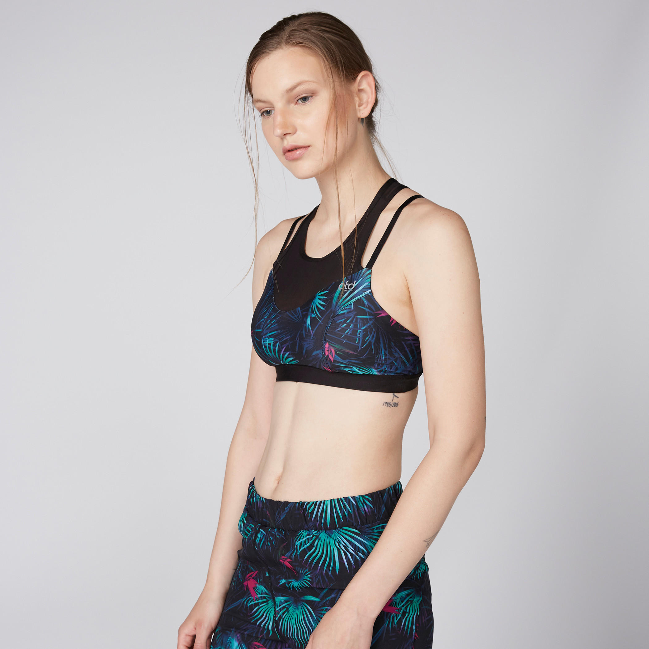 صدريّة رياضية بظهر ريسر وتفاصيل شبكية وطبعات-sports-women-clothing-sportsbras-image-1