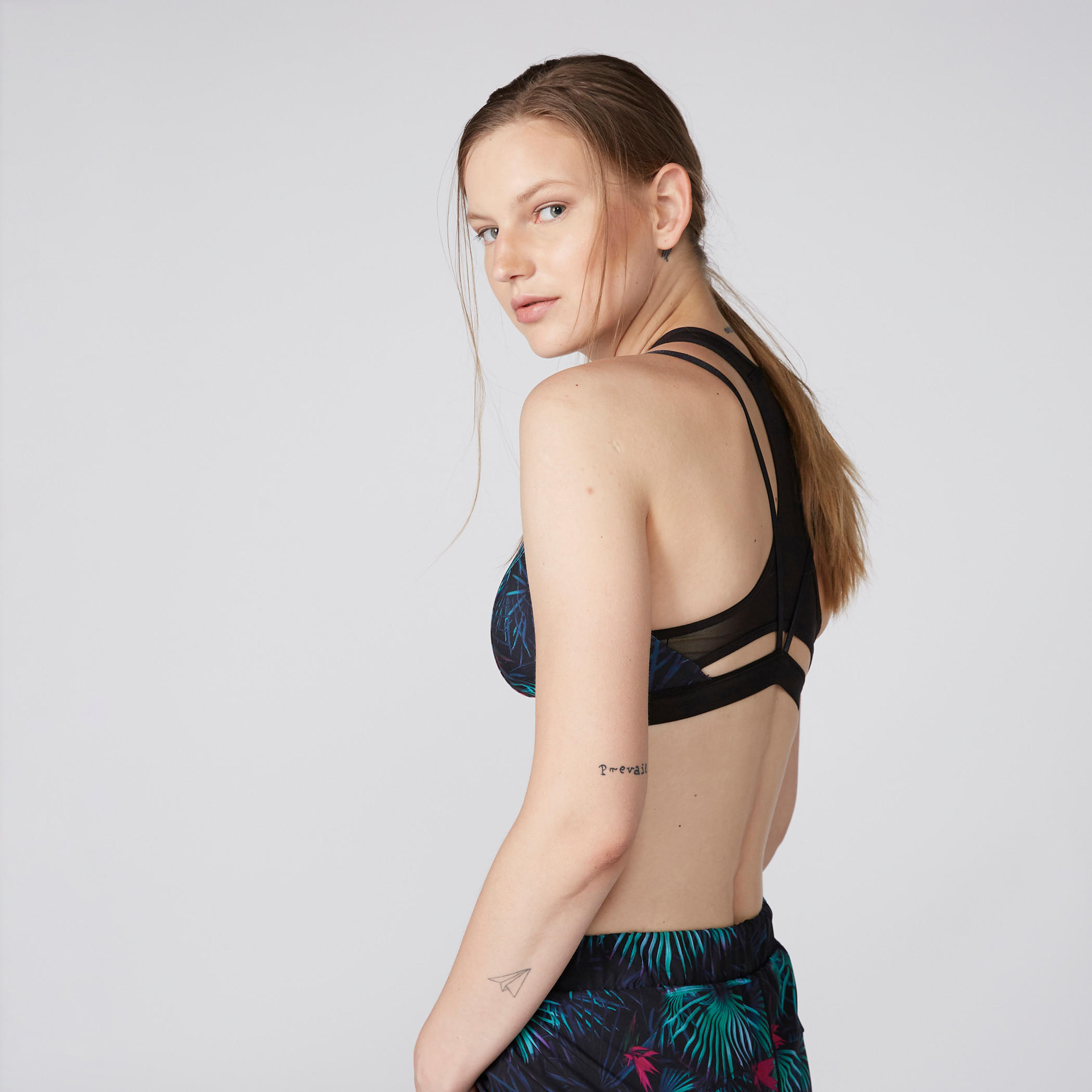 صدريّة رياضية بظهر ريسر وتفاصيل شبكية وطبعات-sports-women-clothing-sportsbras-image-4