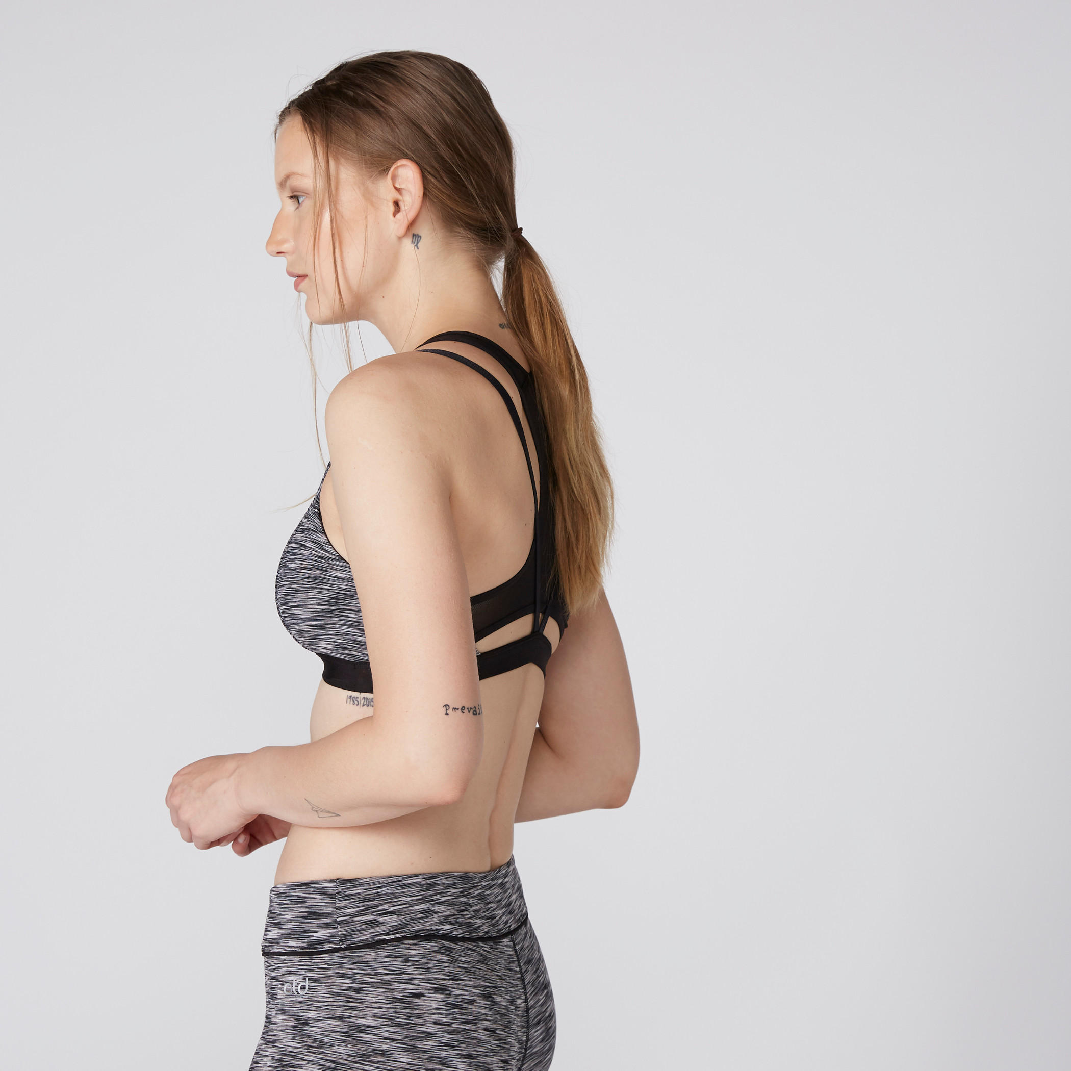 صدريّة رياضية بظهر متقاطع وتفاصيل شبكية وطبعات-sports-women-clothing-sportsbras-image-3
