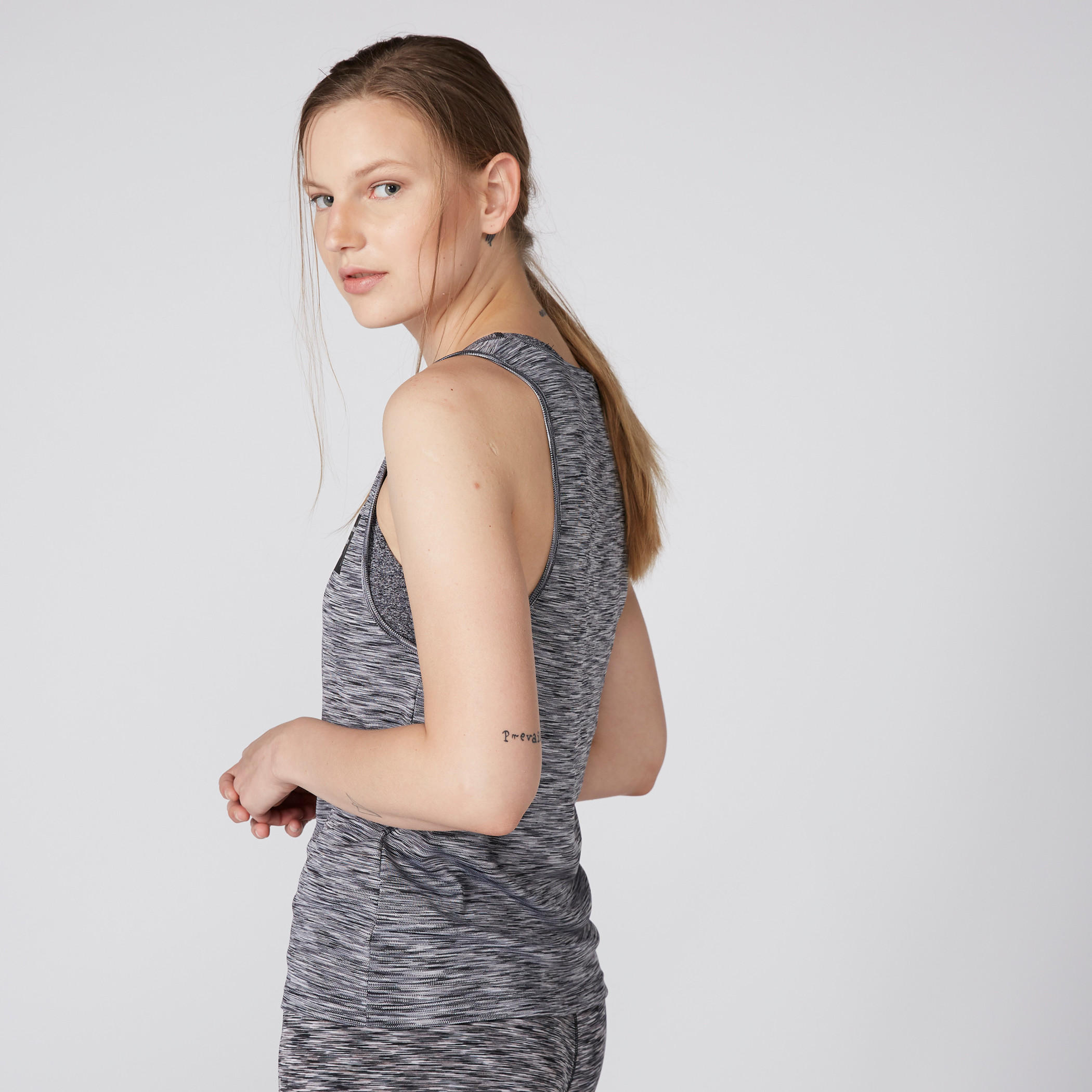 تيشيرت دون أكمام بياقة عميقة وطبعات-women-clothing-sportswearandactivewear-tshirtsandvests-image-4