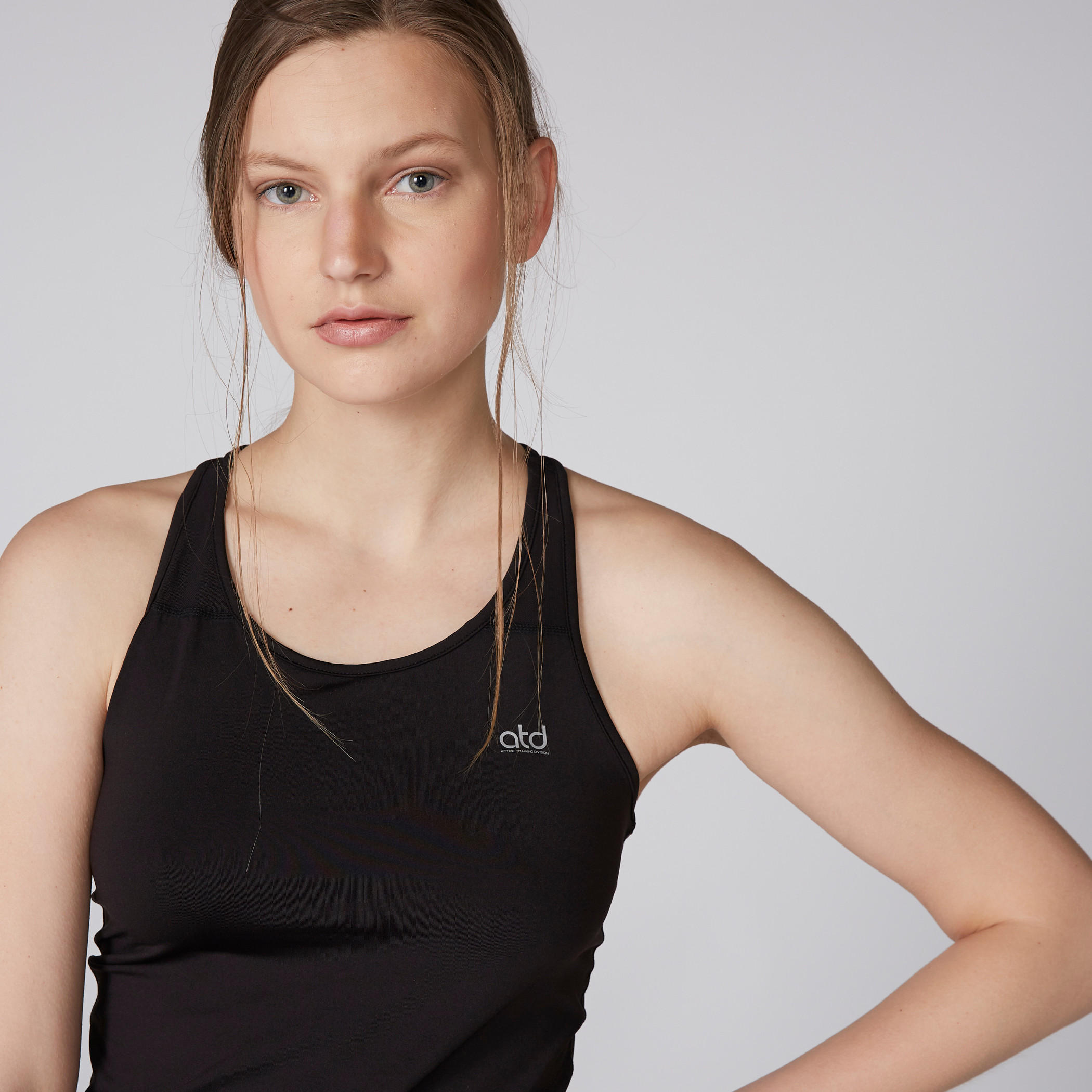 سترة فيست بياقة عميقة وظهر ريسر وطبعات-women-clothing-sportswearandactivewear-tshirtsandvests-image-1