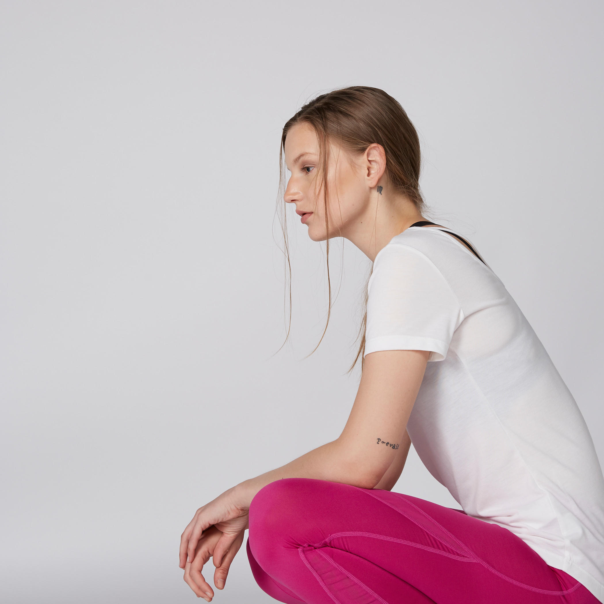 بلوزة بياقة مستديرة وأكمام قصيرة وطبعات-women-clothing-sportswearandactivewear-tshirtsandvests-image-2