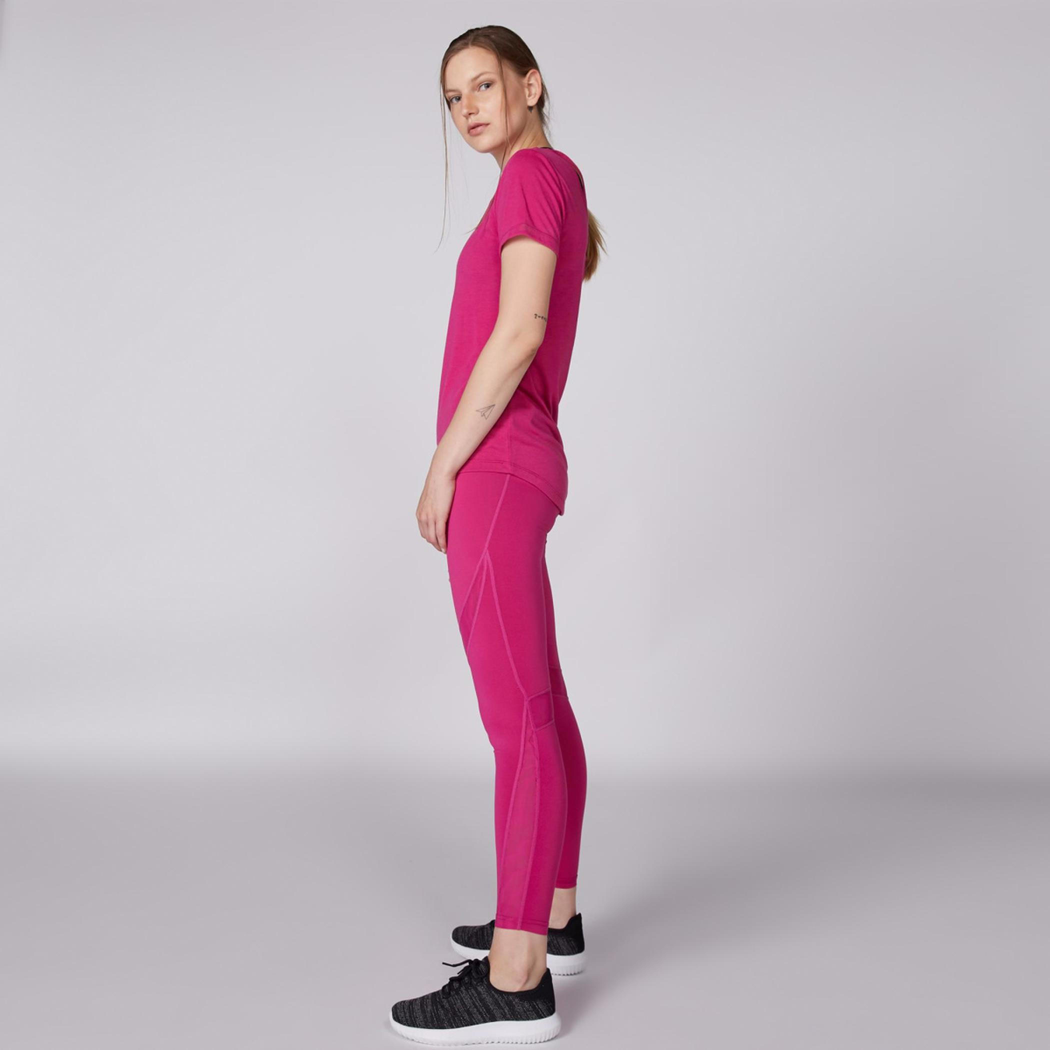 بلوزة بياقة مستديرة وأكمام قصيرة وطبعات-women-clothing-sportswearandactivewear-tshirtsandvests-image-1