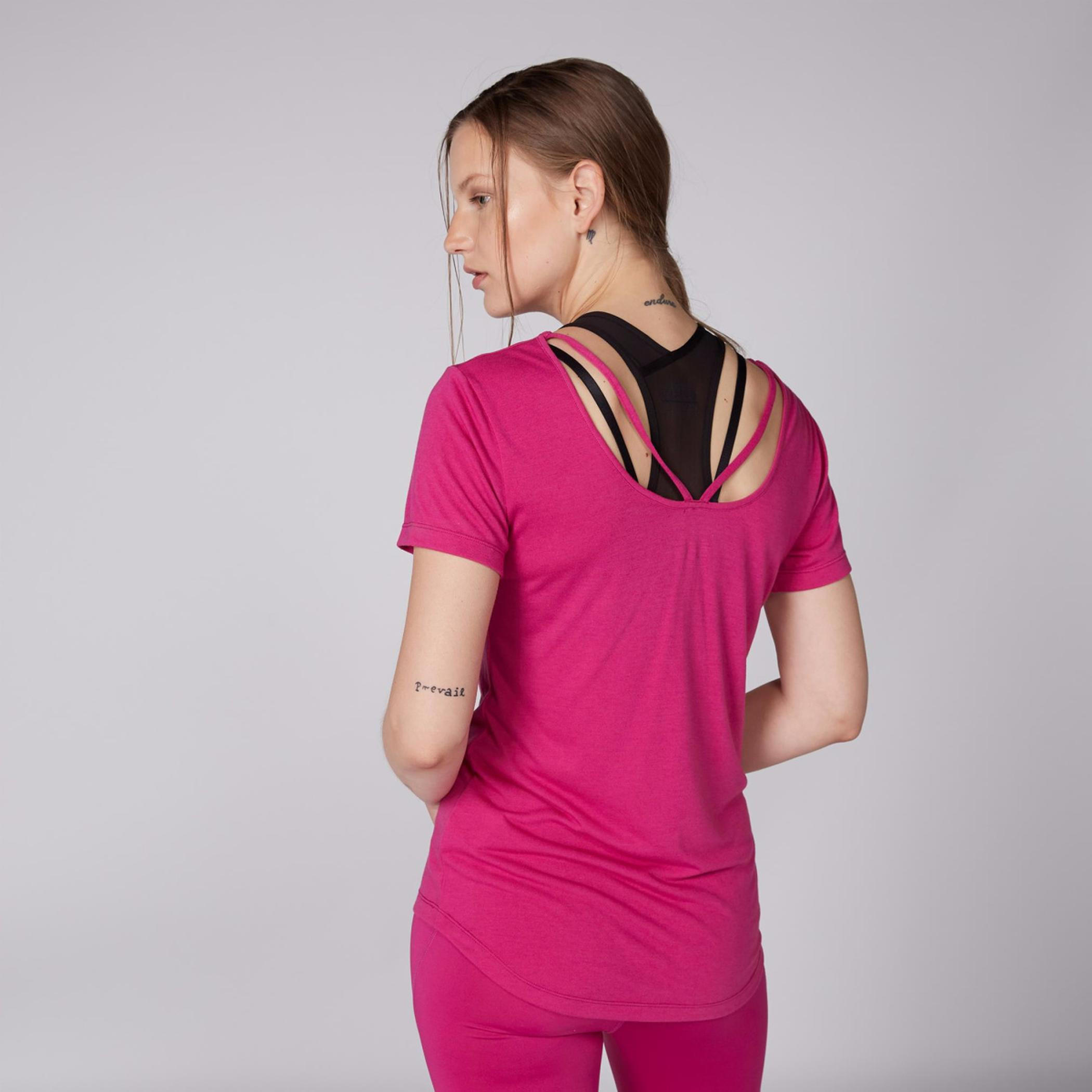 بلوزة بياقة مستديرة وأكمام قصيرة وطبعات-women-clothing-sportswearandactivewear-tshirtsandvests-image-2