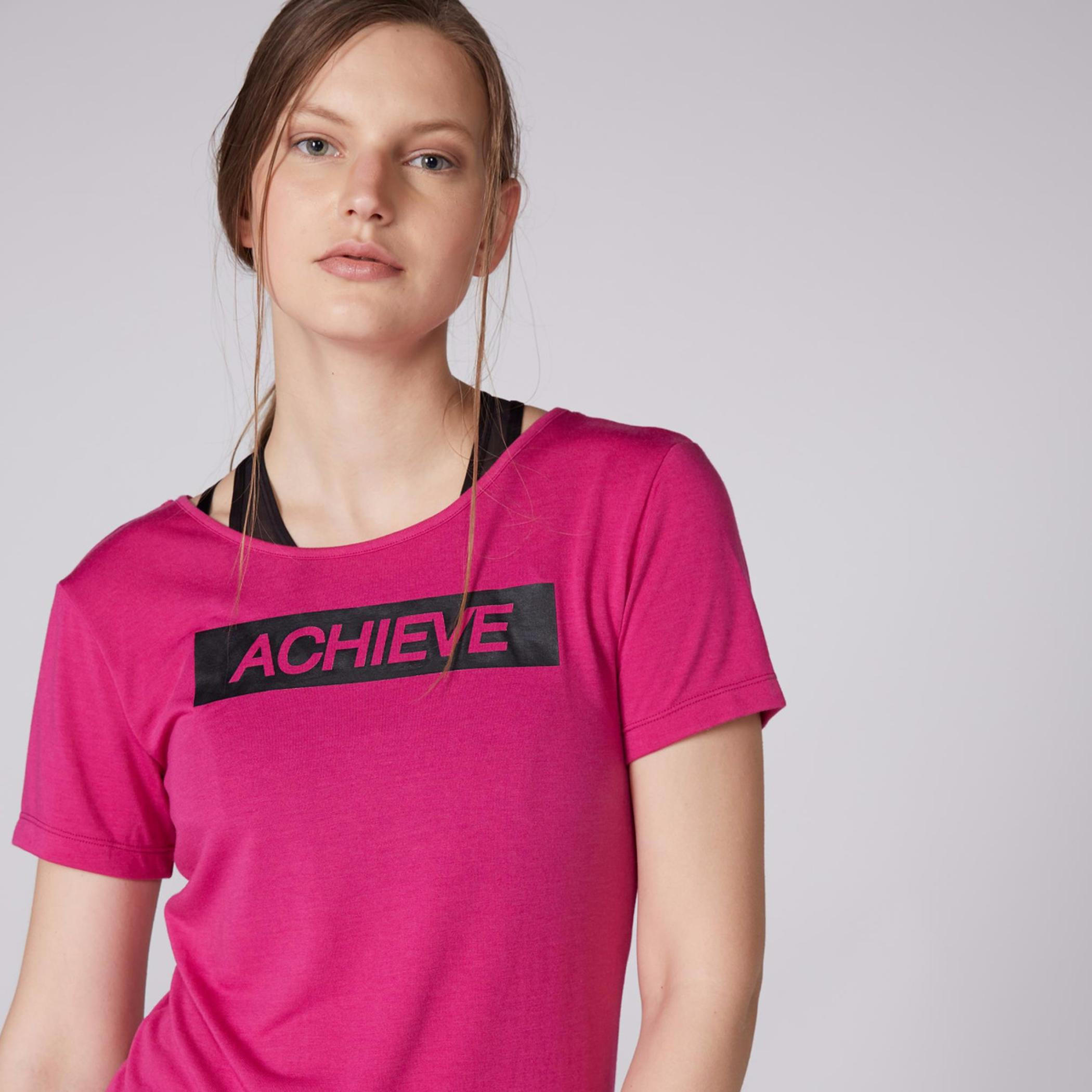 بلوزة بياقة مستديرة وأكمام قصيرة وطبعات-women-clothing-sportswearandactivewear-tshirtsandvests-image-4