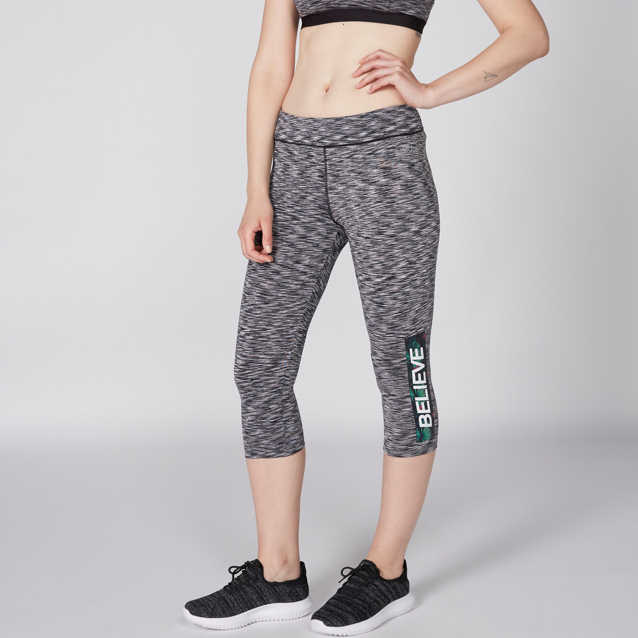 بنطال ليقنز بطول 3/4 وخصر مطّاطي وطبعات-women-clothing-bottoms-leggings-image-1