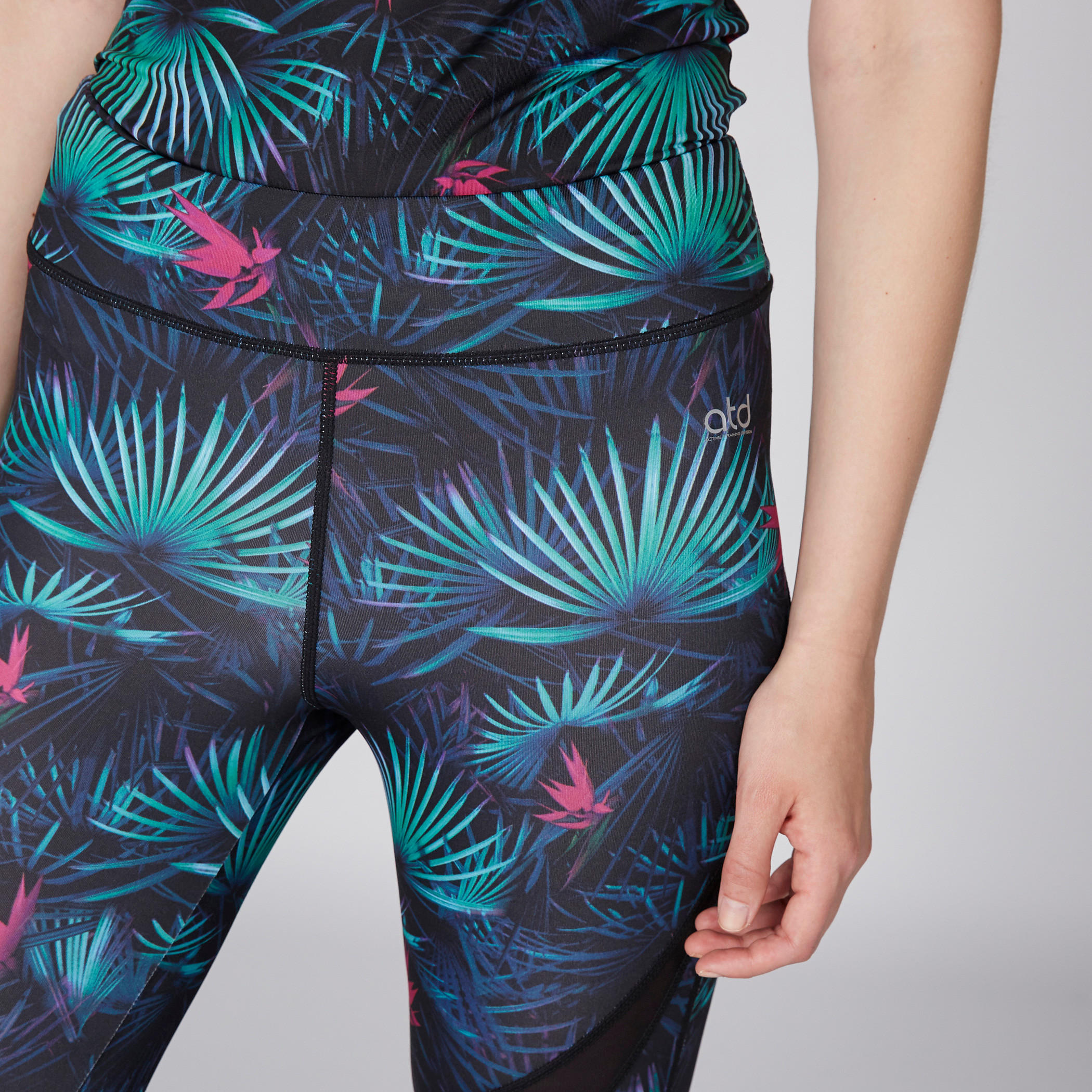 بنطال ليقنز طويل بخصر مطّاطي وطبعات-women-clothing-bottoms-leggings-image-3