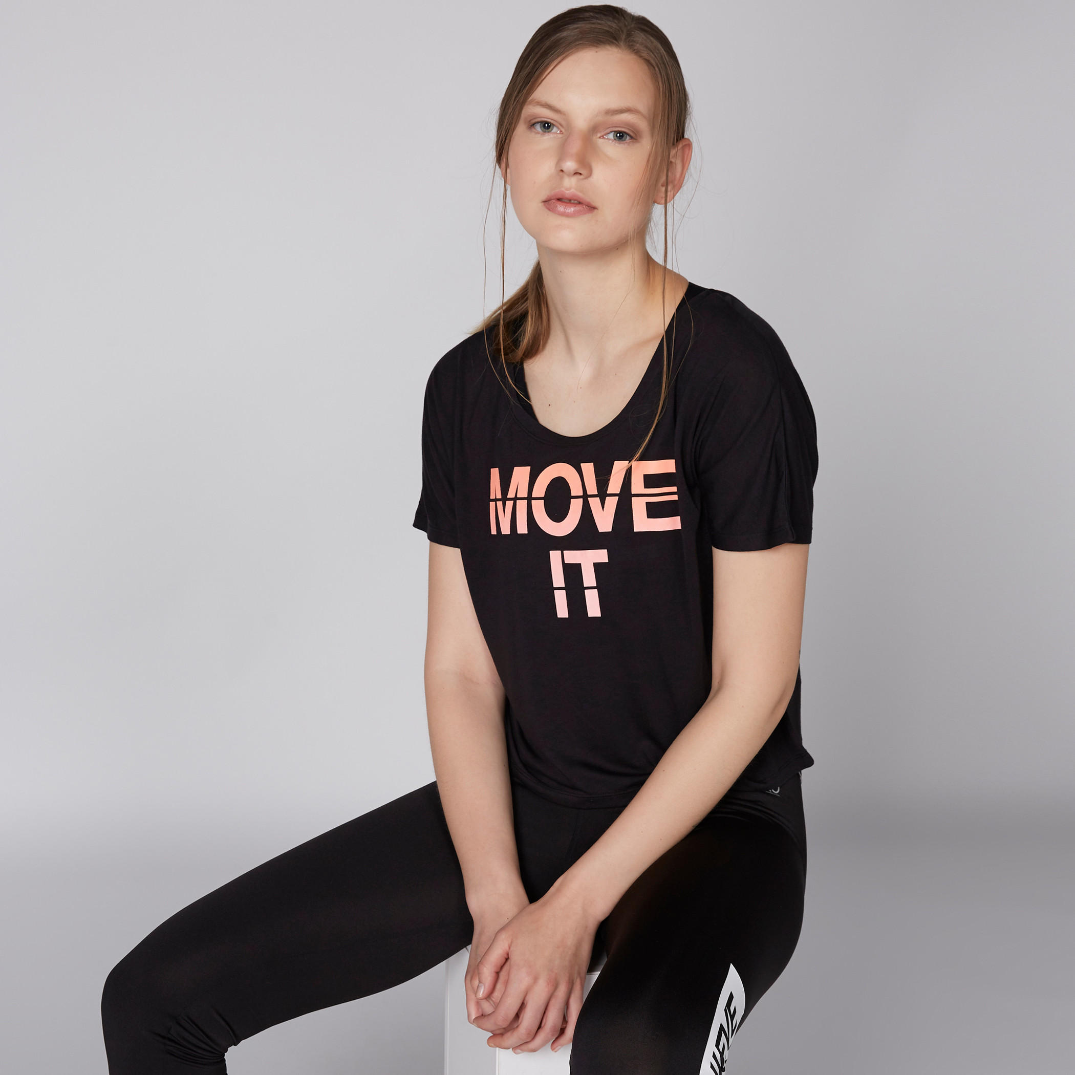 بلوزة قصيرة بظهر متقاطع وطبعات-women-clothing-sportswearandactivewear-tshirtsandvests-image-3