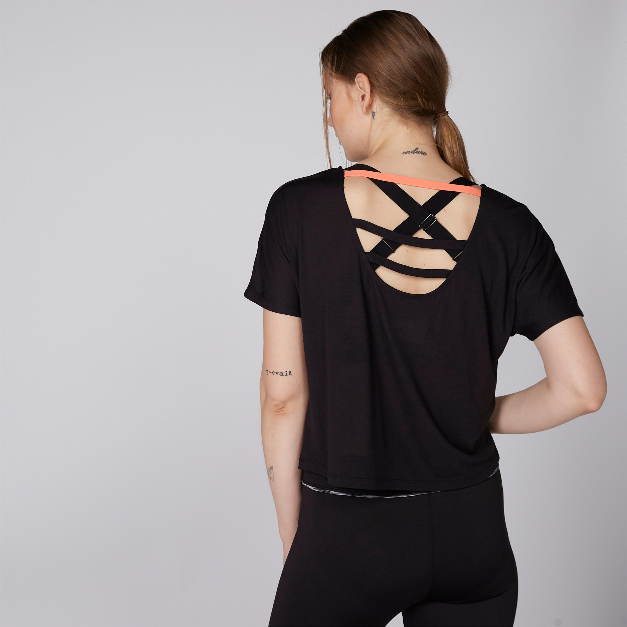 بلوزة قصيرة بظهر متقاطع وطبعات-women-clothing-sportswearandactivewear-tshirtsandvests-image-2