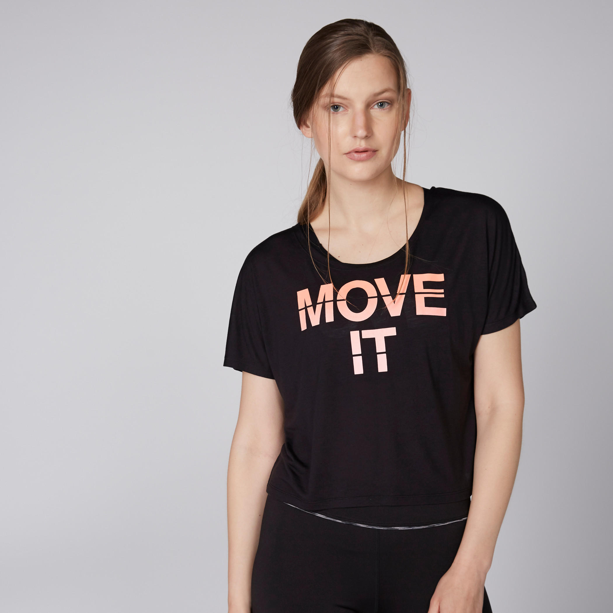 بلوزة قصيرة بظهر متقاطع وطبعات-women-clothing-sportswearandactivewear-tshirtsandvests-image-1