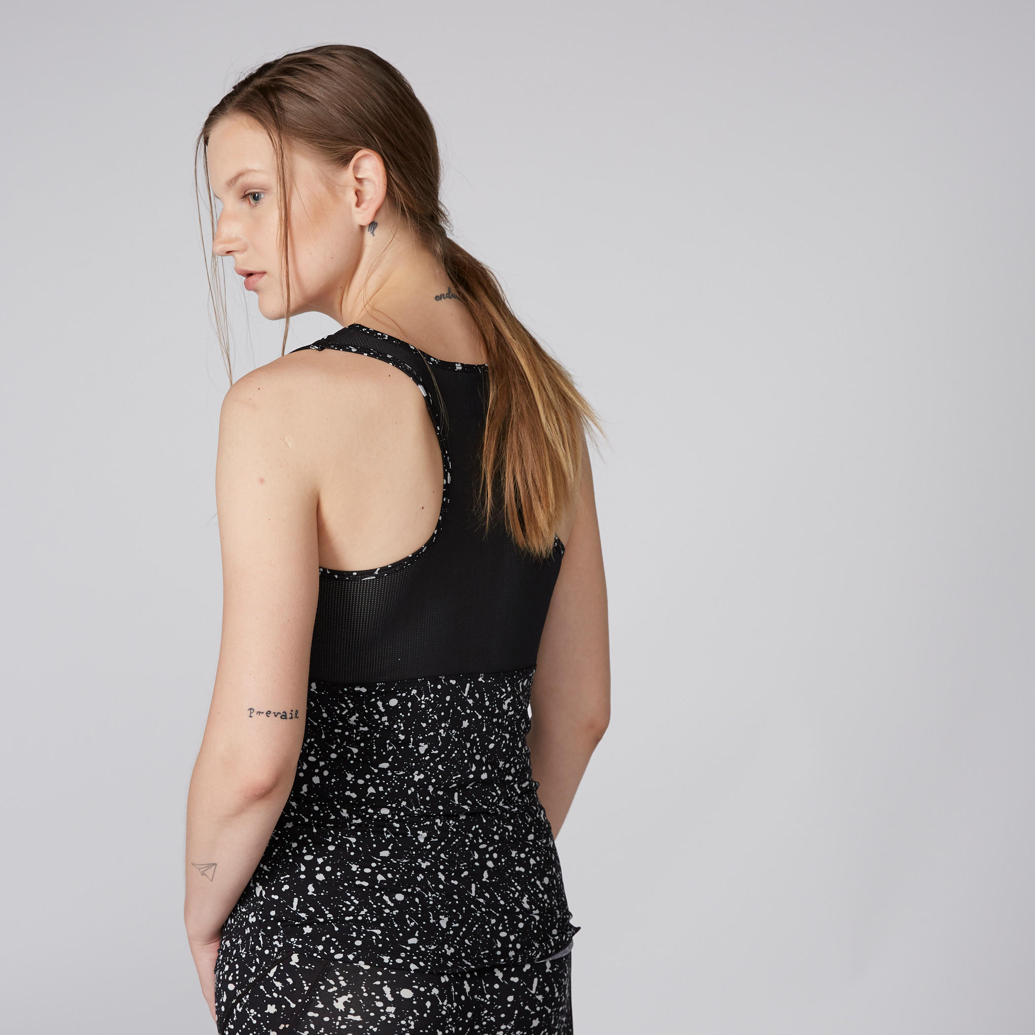 سترة فيست بياقة عميقة وظهر ريسر وتفاصيل شبكية وطبعات-women-clothing-sportswearandactivewear-tshirtsandvests-image-3