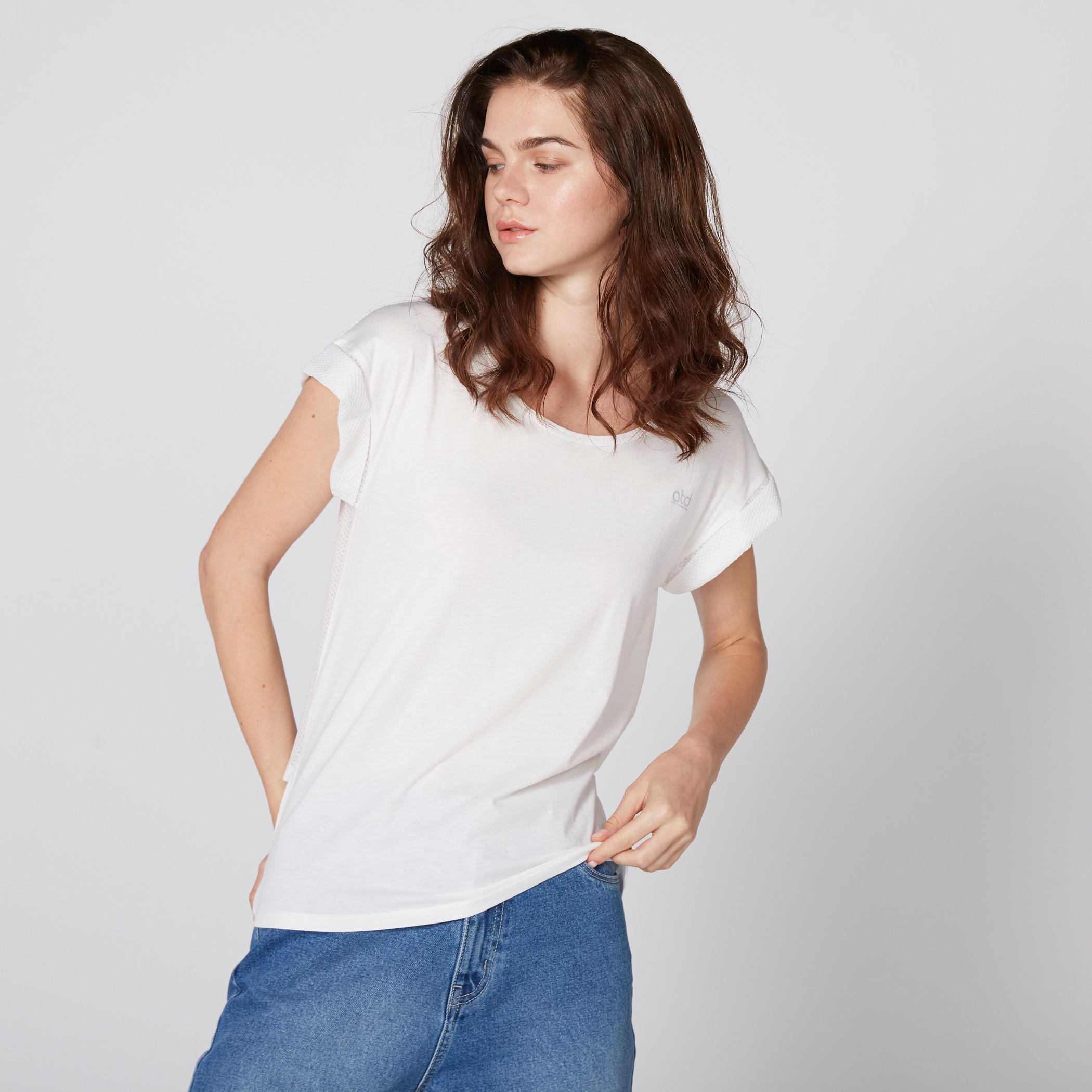 تيشيرت بارز الملمس بياقة مستديرة وأكمام قصيرة-women-clothing-sportswearandactivewear-tshirtsandvests-image-2
