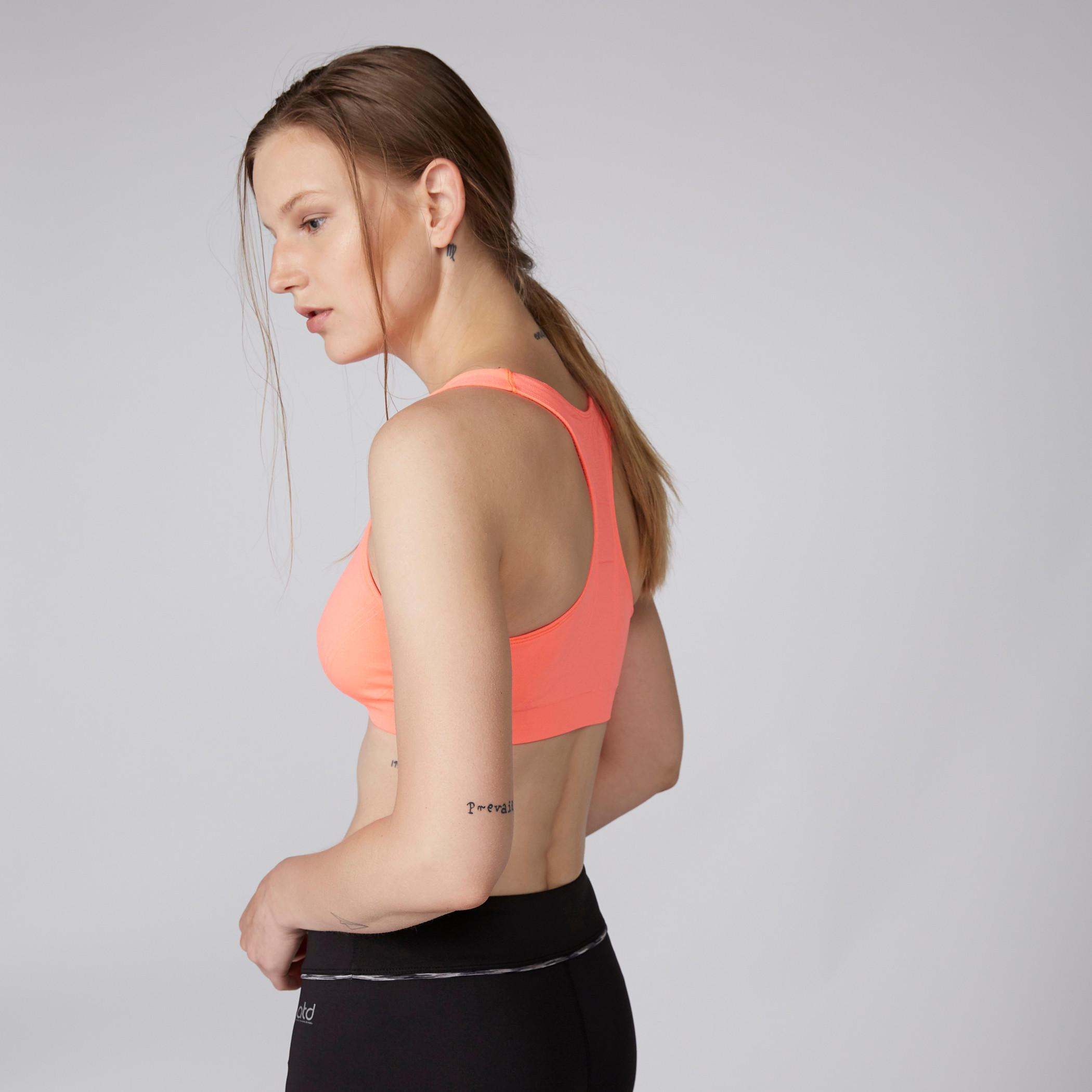 صدريّة رياضية متداخلة بظهر ريسر-sports-women-clothing-sportsbras-image-2