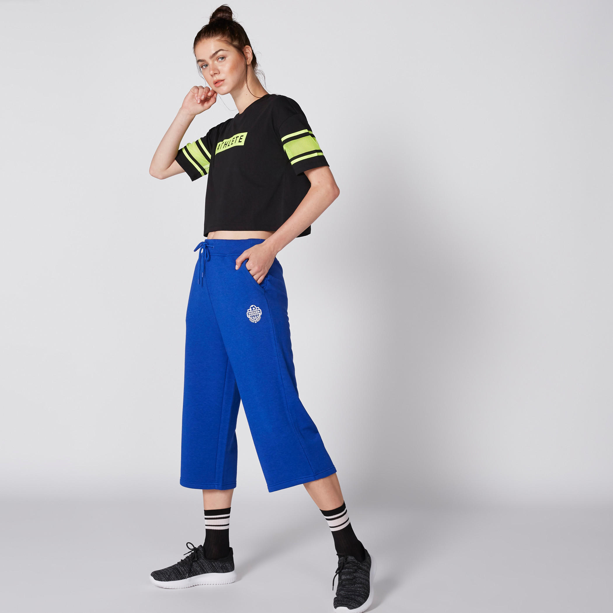 بنطال واسع الساقين بخصر مطّاطي ورباط وجيوب-women-clothing-bottoms-trousers-image-2
