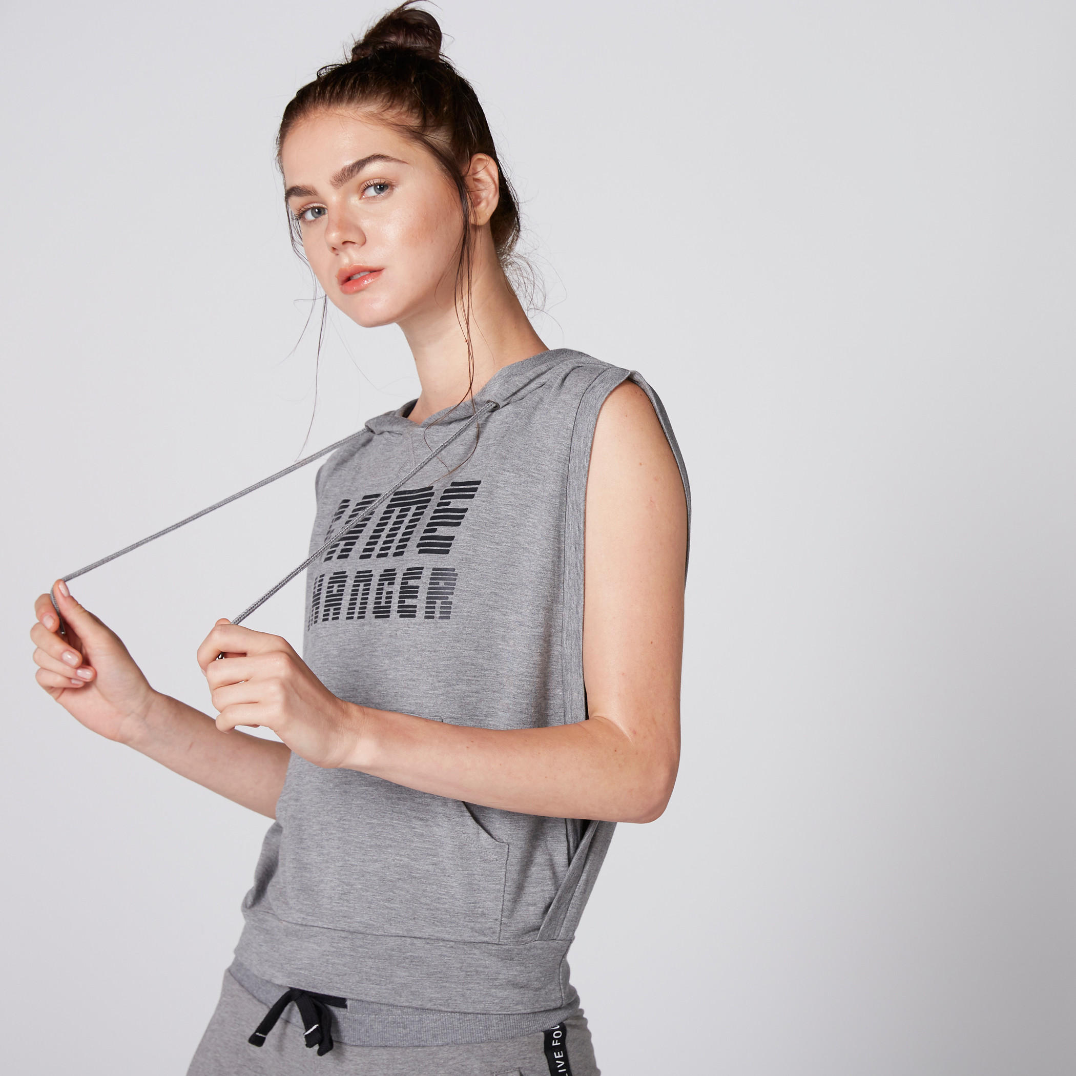 تيشيرت دون أكمام بقبعة وطبعات-women-clothing-tshirts-image-1