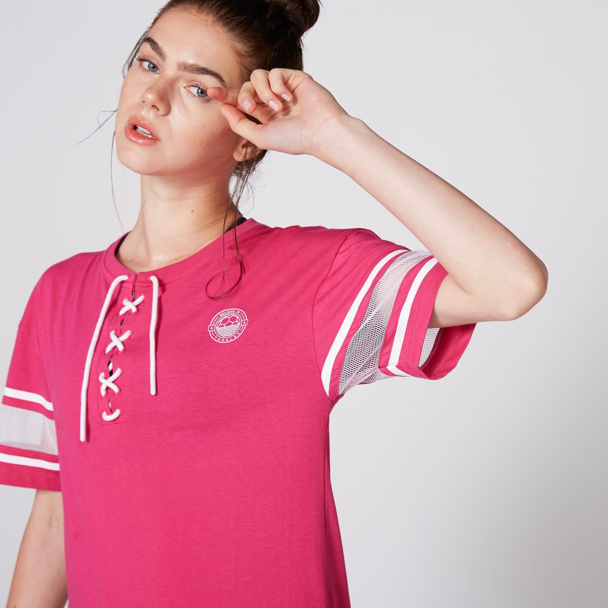 تيشيرت بياقة مستديرة وأكمام قصيرة وتفاصيل شبكية-women-clothing-shirtsandblouses-shirts-image-1
